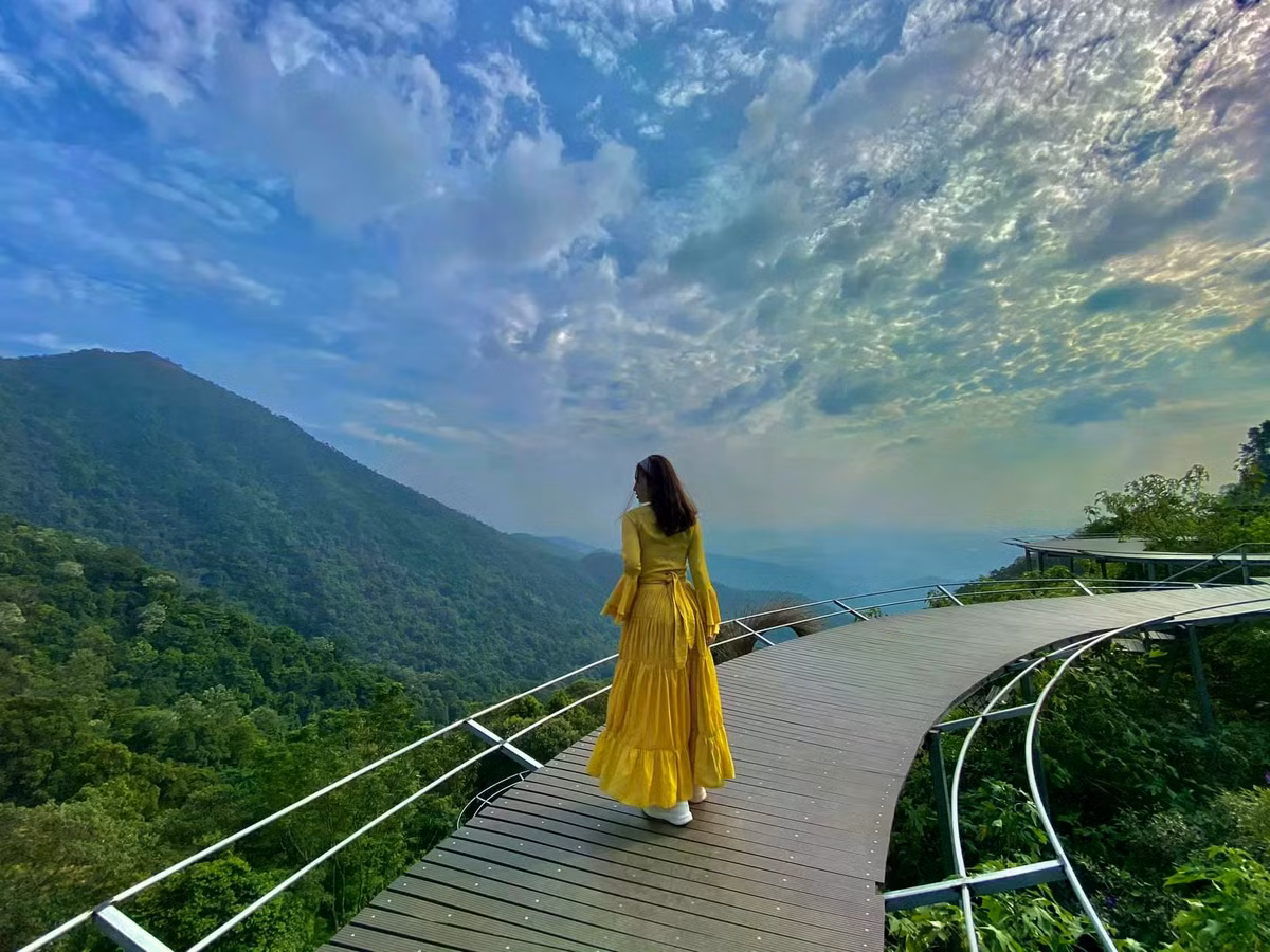 Du khách có thể ghé thăm nhà thờ đá cổ, thác Bạc, cầu Mây hay đơn giản là thưởng thức ly trà nóng trong quán cà phê mây trôi giữa làn khói bảng lảng. Các villa, resort ở Tam Đảo hiện nay đều được đầu tư về thiết kế, tiện nghi, thích hợp cho kỳ nghỉ ngắn nhưng vẫn đủ thư giãn. Ảnh dulich