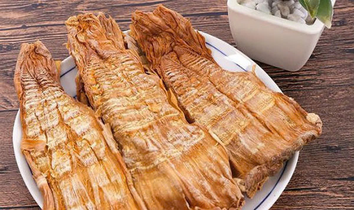 Măng khô từ lâu đã trở thành nguyên liệu quen thuộc trong mâm cỗ Tết của người Việt. Từ bát canh măng móng giò nghi ngút khói đến đĩa măng xào đậm vị, món ăn này không chỉ góp phần tạo nên hương vị truyền thống mà còn giúp cân bằng dinh dưỡng giữa “rừng” món giàu đạm ngày xuân. Tuy nhiên, nếu không chọn lựa và sơ chế đúng cách, măng khô có thể tiềm ẩn nguy cơ ảnh hưởng sức khỏe. Ảnh minh họa/ Nguồn internet