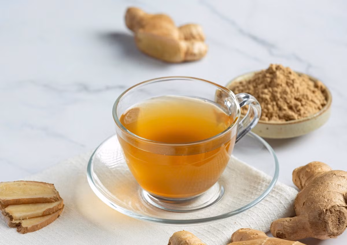 Bên cạnh đó, thời gian ngâm trà cũng ảnh hưởng trực tiếp đến chất lượng tách trà gừng. Nếu ngâm quá nhanh, các tinh chất chưa kịp hòa tan, còn ngâm quá lâu lại khiến trà đắng và khó uống. Thời gian lý tưởng là khoảng 5–10 phút. Khi uống, nên nhấp từng ngụm nhỏ để cơ thể hấp thụ từ từ, giúp làm ấm hiệu quả hơn và tránh gây áp lực cho dạ dày. Ảnh minh họa