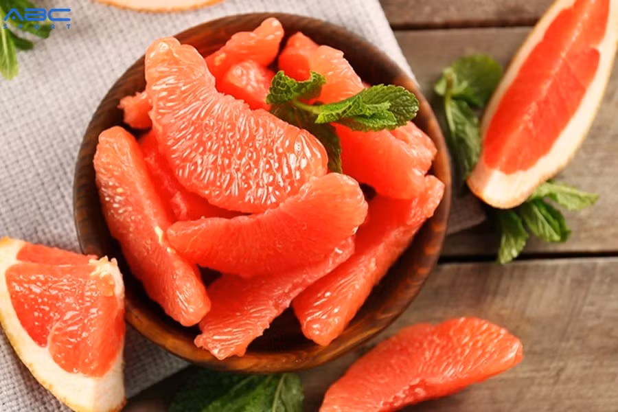 Bưởi giàu vitamin C và naringenin, giúp chống oxy hóa, cải thiện men gan, giảm viêm, kiểm soát mỡ máu và cân nặng – những yếu tố ảnh hưởng trực tiếp đến gan và thận. Ảnh minh hoạ