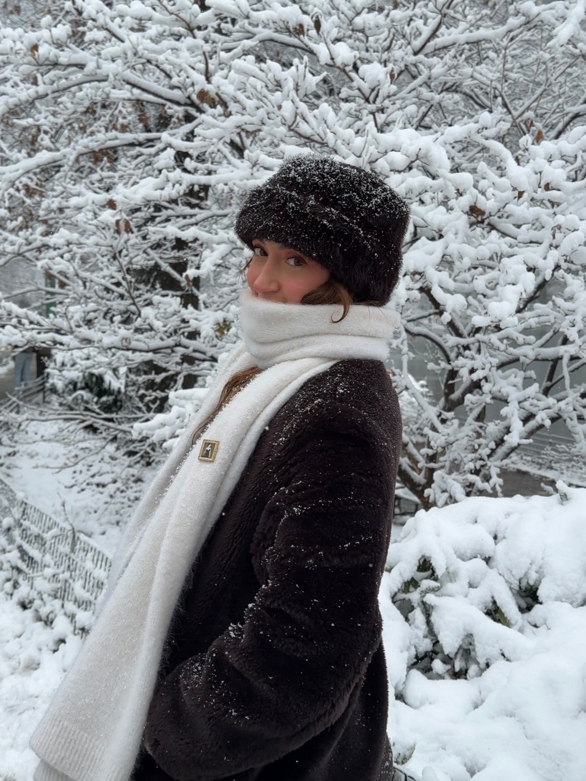 Một địa điểm mang tính biểu tượng khác là Rockefeller Center – nơi cây thông Noel khổng lồ thắp sáng cả khu vực. Đây được xem là điểm check-in mùa tuyết nổi tiếng bậc nhất New York, thu hút hàng nghìn du khách mỗi ngày. Không khí rộn ràng, ánh đèn lung linh hòa với tuyết trắng rơi nhẹ tạo nên khung cảnh cổ tích giữa trung tâm thành phố. Nếu may mắn tới đây vào những buổi tối tuyết rơi dày, du khách sẽ bắt gặp hình ảnh người dân trượt băng dưới cây thông rực rỡ – một khoảnh khắc như bước ra từ bộ phim Hollywood. Ảnh Hanoitourist