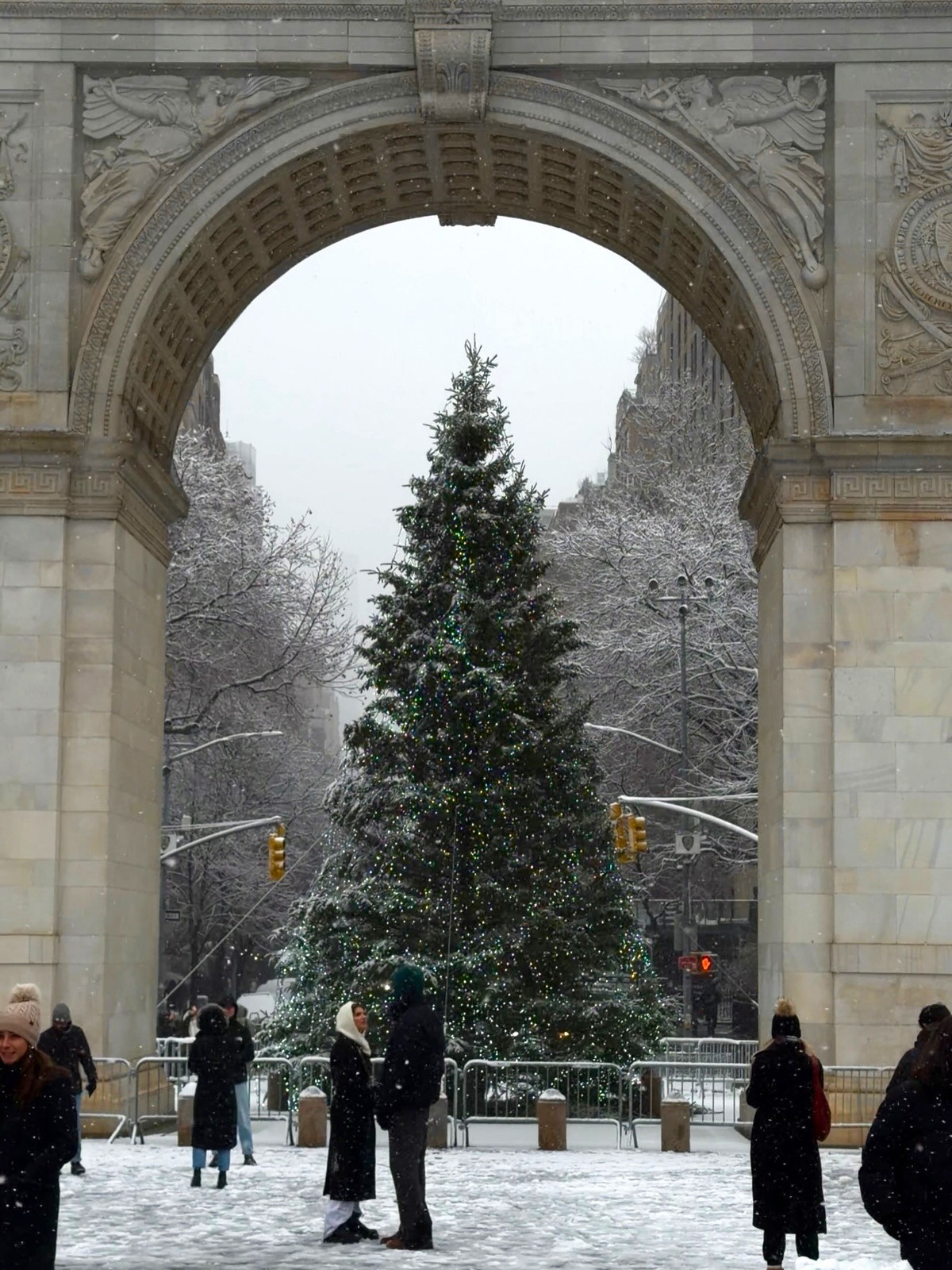 Để chuyến săn tuyết trọn vẹn, du khách nên chuẩn bị trang phục giữ nhiệt kỹ lưỡng, ưu tiên áo khoác dày, khăn len, găng tay và giày chống trượt. New York mùa đông có thể xuất hiện gió mạnh và tuyết rơi dày khiến đường trơn trượt, vì vậy việc trang bị đúng đồ đạc sẽ giúp di chuyển dễ dàng hơn. Ngoài ra, thời tiết khắc nghiệt đôi khi gây ảnh hưởng đến giao thông, đặc biệt là các chuyến bay, nên lịch trình linh hoạt là điều cần lưu ý. Những hoạt động trong nhà như tham quan bảo tàng, xem kịch, mua sắm hoặc thưởng thức ẩm thực mùa đông có thể trở thành phương án dự phòng lý tưởng.Ảnh Hanoitourist