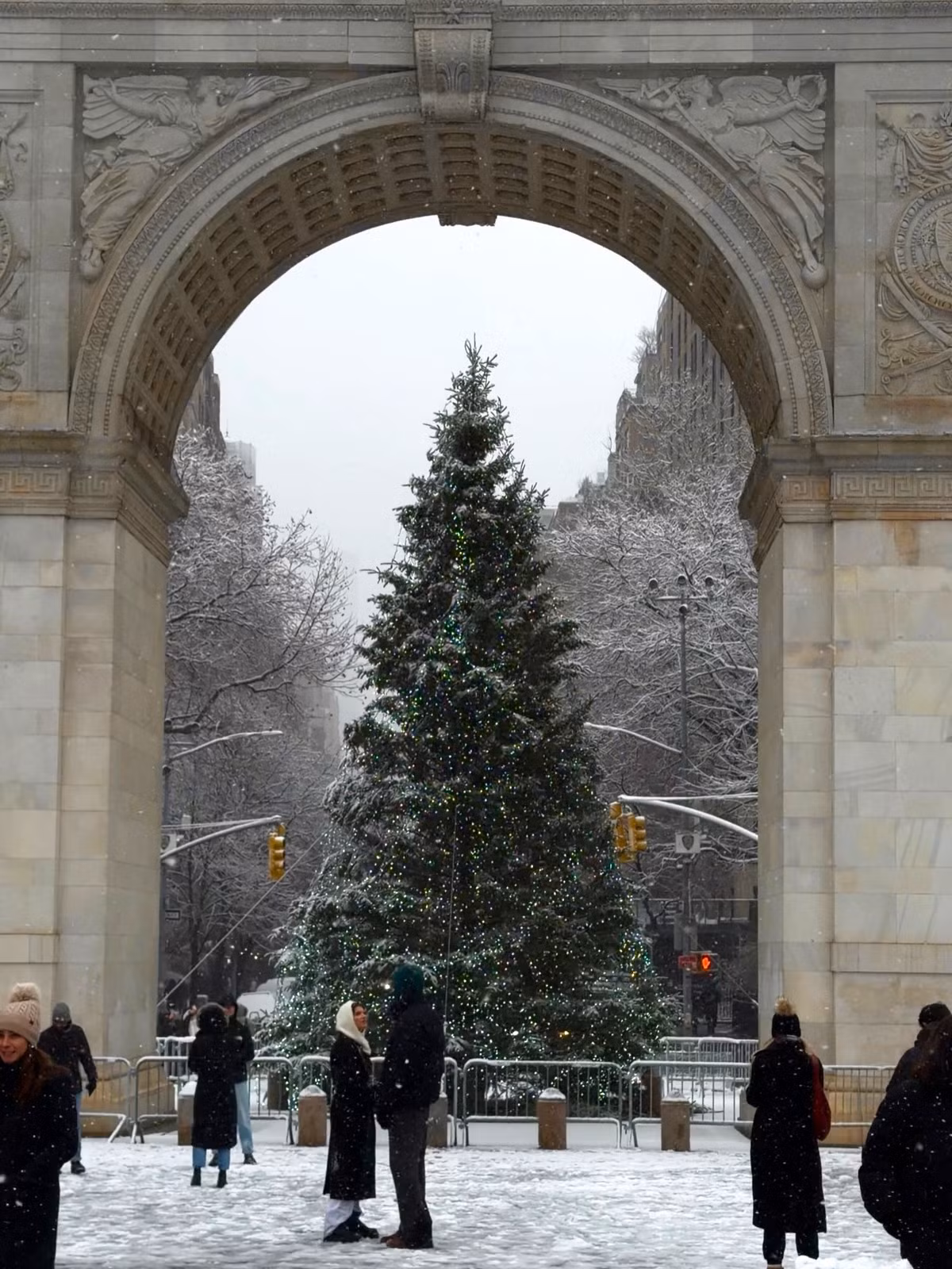 Để chuyến săn tuyết trọn vẹn, du khách nên chuẩn bị trang phục giữ nhiệt kỹ lưỡng, ưu tiên áo khoác dày, khăn len, găng tay và giày chống trượt. New York mùa đông có thể xuất hiện gió mạnh và tuyết rơi dày khiến đường trơn trượt, vì vậy việc trang bị đúng đồ đạc sẽ giúp di chuyển dễ dàng hơn. Ngoài ra, thời tiết khắc nghiệt đôi khi gây ảnh hưởng đến giao thông, đặc biệt là các chuyến bay, nên lịch trình linh hoạt là điều cần lưu ý. Những hoạt động trong nhà như tham quan bảo tàng, xem kịch, mua sắm hoặc thưởng thức ẩm thực mùa đông có thể trở thành phương án dự phòng lý tưởng.Ảnh Hanoitourist