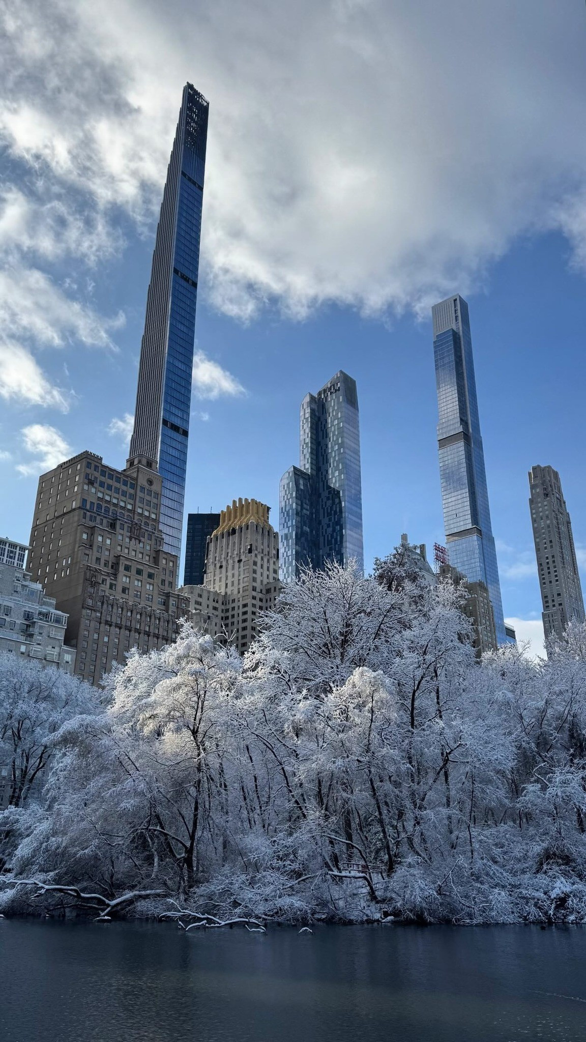 Rời Central Park, hành trình tiếp tục với Winter Village tại Bryant Park – một điểm hẹn mùa đông sôi nổi ngay giữa lòng Manhattan. Hơn 170 gian hàng thủ công, quầy ẩm thực và khu trượt băng ngoài trời mang đến trải nghiệm đậm chất lễ hội. Du khách vừa thưởng thức chocolate nóng hay bánh ngọt mùa đông, vừa dạo chợ và ngắm tuyết rơi sẽ cảm nhận trọn vẹn tinh thần Giáng sinh của xứ cờ hoa. Ảnh Hanoitourist
