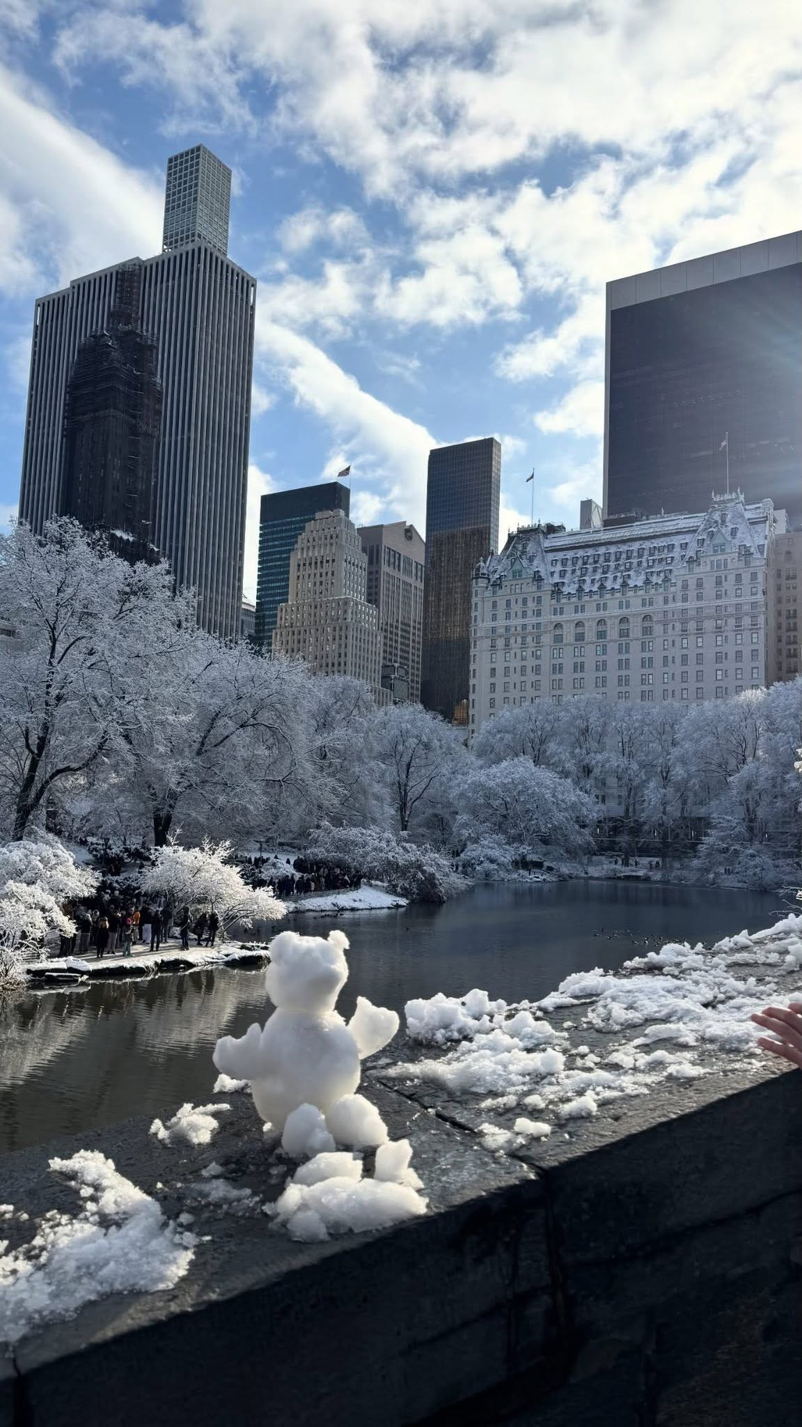 Nếu muốn vận động để làm ấm cơ thể, du khách có thể tham gia trượt băng tại sân Wollman Rink hoặc thử trượt tuyết nhẹ trên những gò đồi nhỏ ở khu vực phía đông bắc công viên. Không khí tĩnh mịch, mặt đất lấp lánh tuyết và sắc trắng phủ kín không gian chắc chắn sẽ khiến những bức ảnh lưu niệm trở nên lãng mạn, hoài cổ và đầy chất thơ. Ảnh Hanoitourist