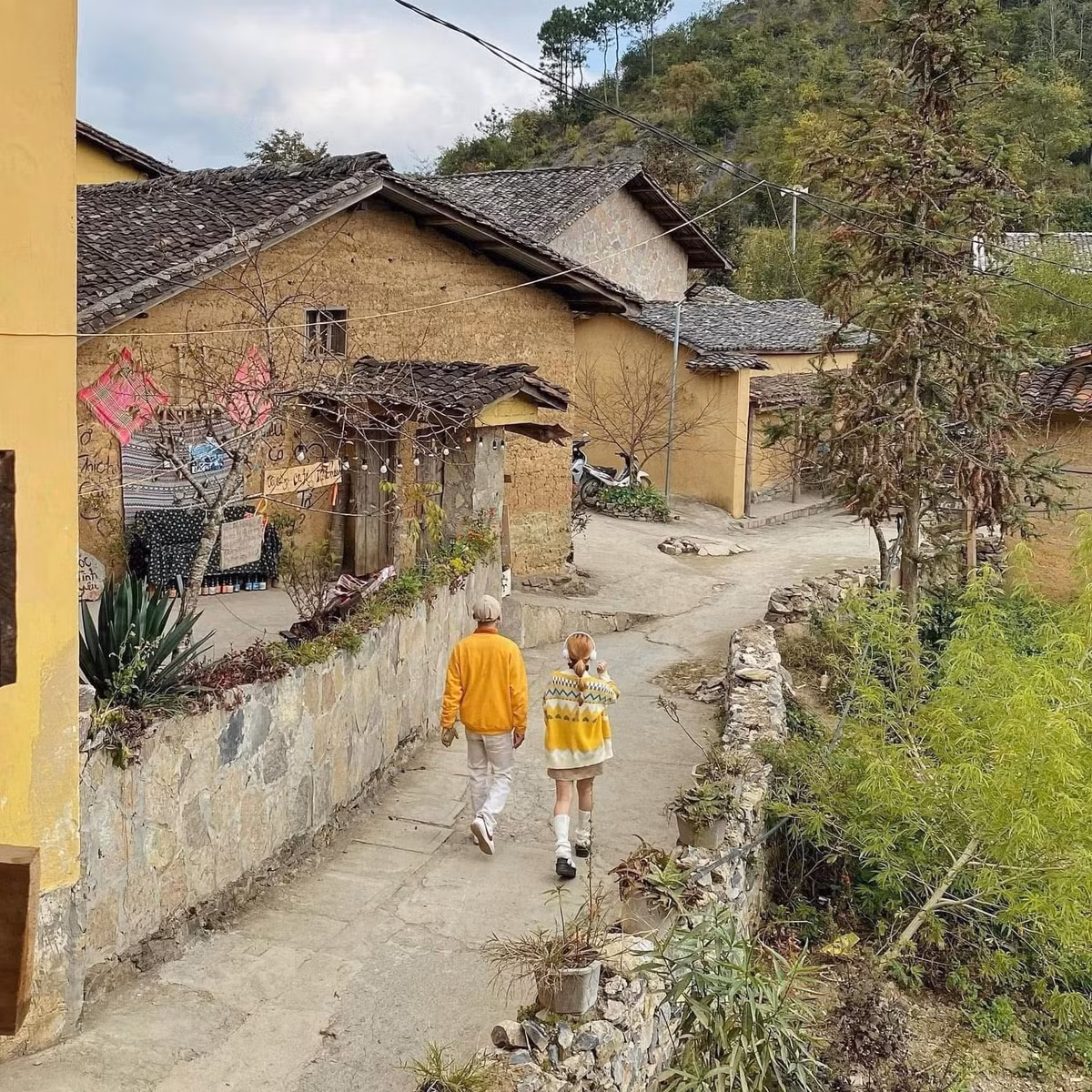 Điều đặc biệt, du khách đến Lô Lô Chải không chỉ nghỉ ngơi mà còn được “sống cùng người bản địa” – cùng họ nấu ăn, giã bánh, dệt vải, nghe chuyện về những lễ hội Gầu Tào, lễ mừng cơm mới, hay tiếng khèn gọi bạn tình vang vọng giữa núi rừng. Ảnh Mai Phương Thảo