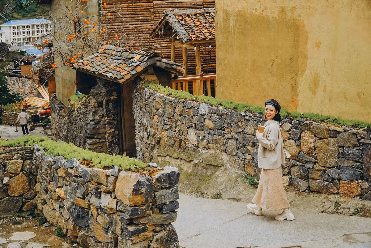 Từ khi được công nhận là Làng Văn hóa Du lịch năm 2022, người dân Lô Lô Chải đã biết kết hợp gìn giữ di sản với phát triển du lịch cộng đồng. Ảnh vietmountaintravel