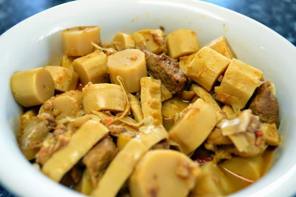 Không nên ăn quá nhiều, chỉ dùng khoảng một đến hai lần mỗi tuần, mỗi lần không quá 100g măng tươi. Ngoài ra, nên tránh kết hợp măng với các món chứa nhiều đạm như thịt đỏ hoặc nội tạng vì dễ gây đầy bụng và khó tiêu. Ảnh minh hoạ