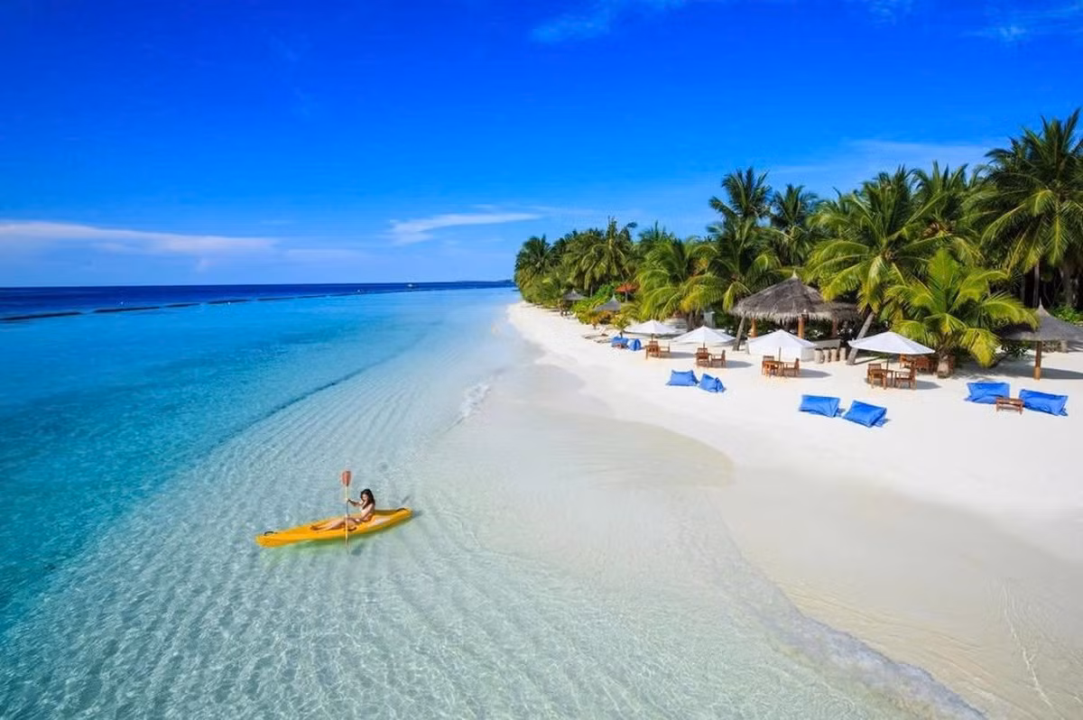 Bên cạnh đó, Phú Quốc còn hấp dẫn bởi hệ thống điểm tham quan trải đều ở trung tâm Dương Đông, Nam đảo, Bắc đảo và Đông đảo, cùng nền ẩm thực đặc trưng với các món hải sản tươi sống như gỏi cá trích, ghẹ Hàm Ninh hay còi biên mai nướng.