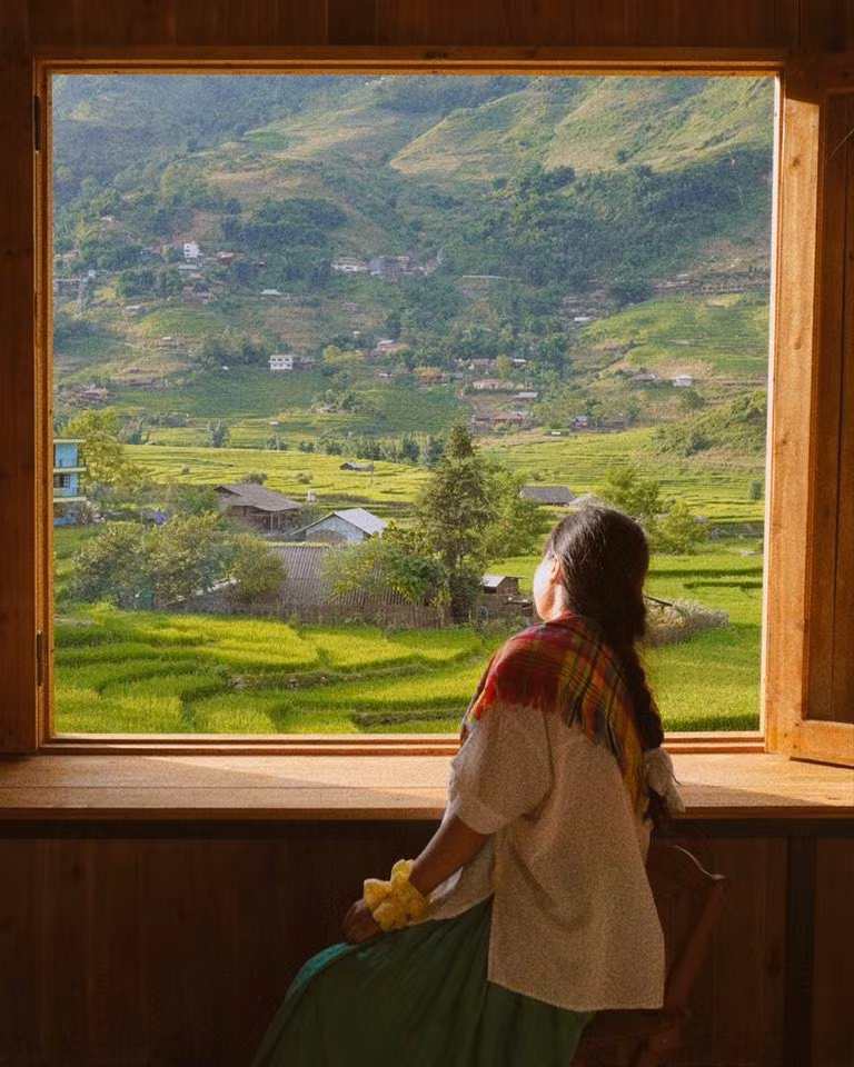 Cuộc sống đời thường tại bản là điều khiến du khách say lòng. Người dân tộc H’Mông, Dao vẫn duy trì những nếp sinh hoạt truyền thống: dệt vải, chăm sóc ruộng bậc thang, nuôi trồng và thu hoạch lúa, rau… Ảnh FB Đỗ Vân Anh