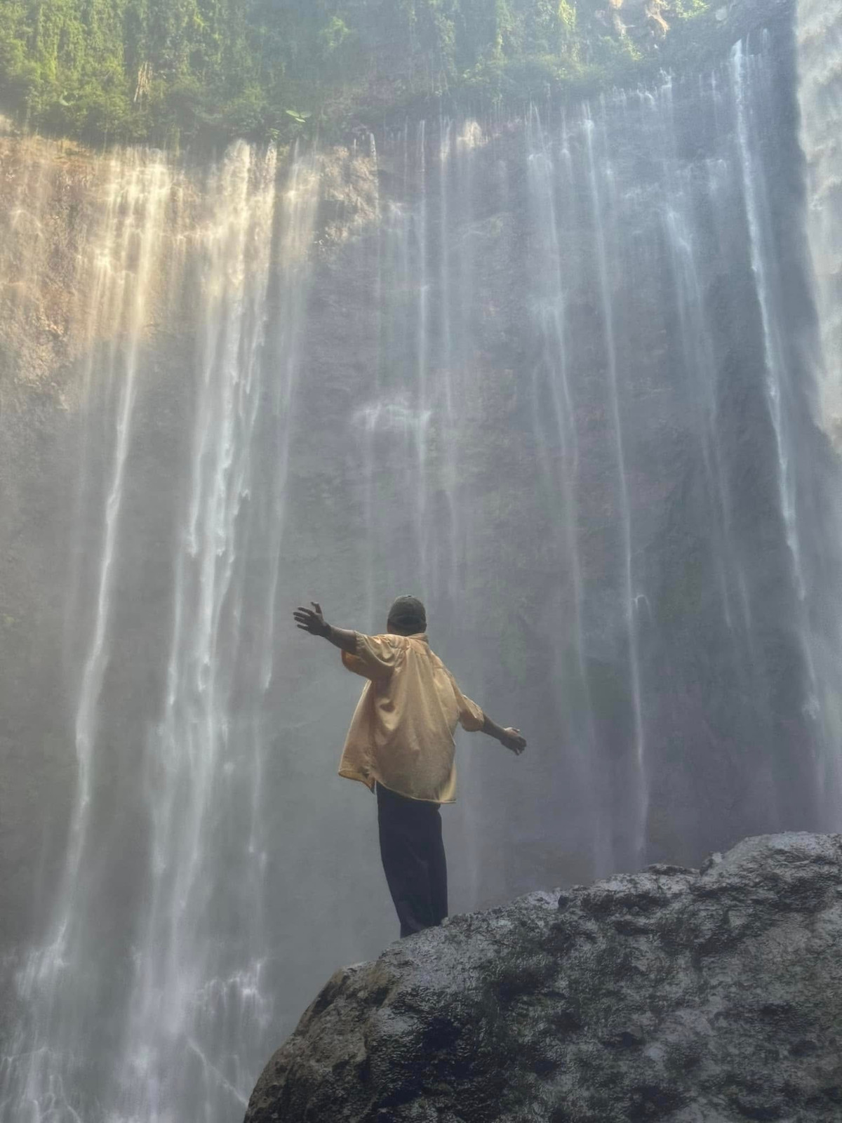 Cemoro Lawang nằm sát rìa biển cát Tengger, là nơi tập trung các cơ sở lưu trú, dịch vụ xe jeep và phương tiện đưa đón du khách. Tại đây, người dân bản địa thường khuyên du khách nghỉ ngơi sớm để giữ sức, bởi hành trình chinh phục Bromo sẽ bắt đầu từ khoảng 2 giờ sáng. Khi trời còn tối, xe jeep đưa du khách băng qua biển cát mênh mông, tiến dần lên đỉnh Penanjakan – điểm ngắm bình minh nổi tiếng ở độ cao khoảng 2.770m.