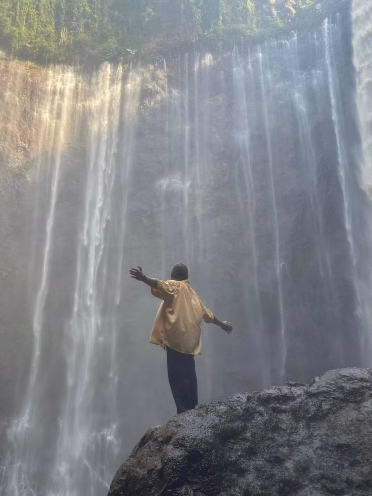 Cemoro Lawang nằm sát rìa biển cát Tengger, là nơi tập trung các cơ sở lưu trú, dịch vụ xe jeep và phương tiện đưa đón du khách. Tại đây, người dân bản địa thường khuyên du khách nghỉ ngơi sớm để giữ sức, bởi hành trình chinh phục Bromo sẽ bắt đầu từ khoảng 2 giờ sáng. Khi trời còn tối, xe jeep đưa du khách băng qua biển cát mênh mông, tiến dần lên đỉnh Penanjakan – điểm ngắm bình minh nổi tiếng ở độ cao khoảng 2.770m.