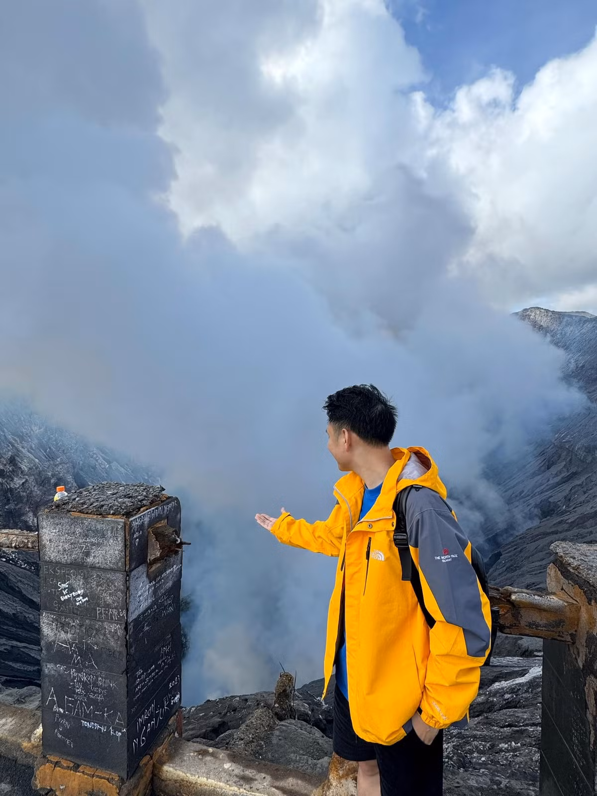 Theo kinh nghiệm của dân bản địa, thời điểm lý tưởng nhất để chinh phục núi lửa Bromo là vào mùa khô, kéo dài từ tháng 5 đến tháng 10. Khi ấy, thời tiết ổn định, bầu trời trong xanh, ít mưa, thuận lợi cho việc di chuyển cũng như săn bình minh. Tuy nhiên, dù là mùa hè, nhiệt độ trên đỉnh núi vào ban đêm và sáng sớm vẫn có thể giảm xuống 5–10°C, đòi hỏi du khách phải chuẩn bị đầy đủ áo khoác, khăn choàng và găng tay để giữ ấm.