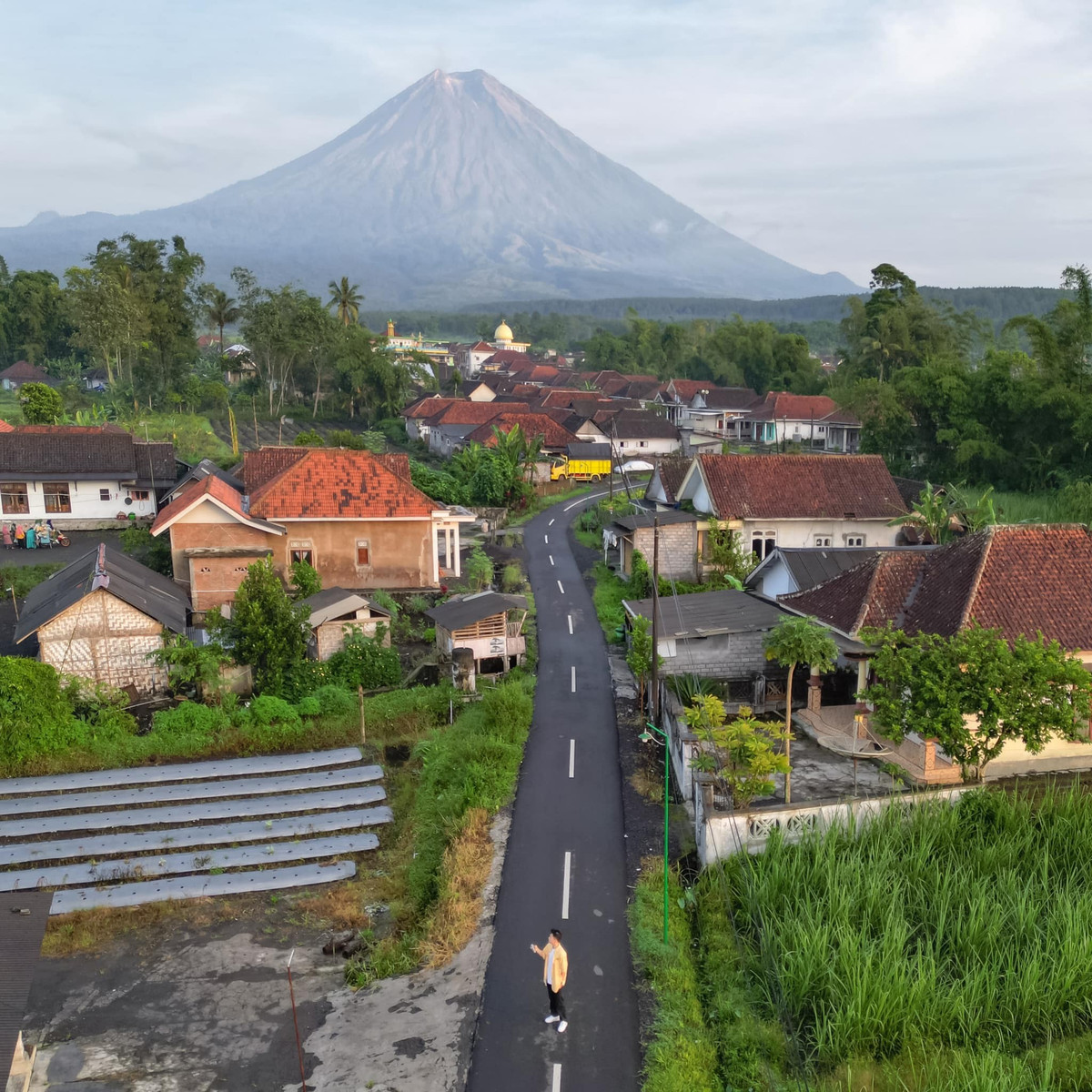 Sau khi rời Penanjakan, du khách tiếp tục hành trình leo lên miệng núi lửa Bromo. Con đường gồm khoảng 250 bậc thang, không quá dài nhưng đòi hỏi thể lực nhất định, đặc biệt trong điều kiện không khí lạnh và mùi lưu huỳnh phảng phất. Khi đặt chân lên đỉnh, khung cảnh thiên nhiên mở ra đầy choáng ngợp, mọi mệt mỏi dường như tan biến, nhường chỗ cho cảm giác chinh phục và thán phục trước sức mạnh của tạo hóa.