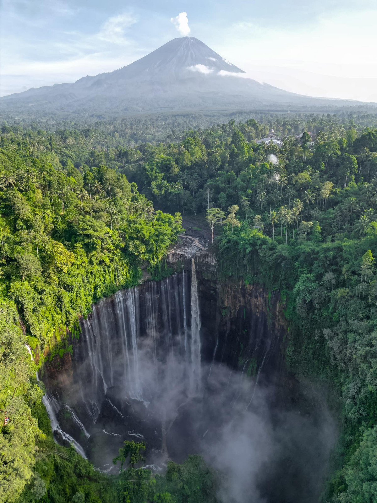 Từ Việt Nam, du khách thường lựa chọn bay đến Surabaya hoặc Malang, hai thành phố lớn nằm gần khu vực núi lửa Bromo. Từ Surabaya, thời gian di chuyển đến vùng núi mất khoảng 3–4 giờ, trong khi xuất phát từ Malang chỉ mất khoảng 2–3 giờ. Nhiều người chọn dừng chân tại thành phố Probolinggo trước khi tiếp tục hành trình đến làng Cemoro Lawang – điểm trung chuyển và cũng là “cửa ngõ” dẫn vào Bromo.