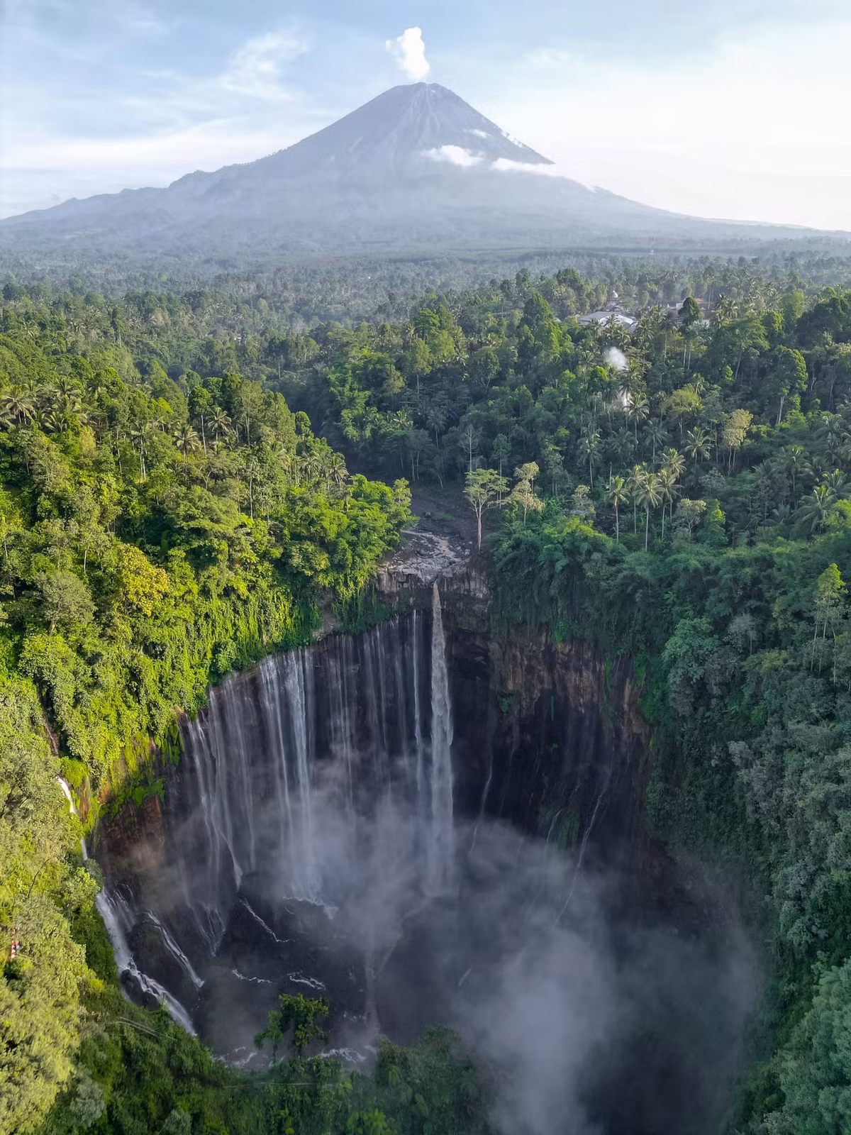 Từ Việt Nam, du khách thường lựa chọn bay đến Surabaya hoặc Malang, hai thành phố lớn nằm gần khu vực núi lửa Bromo. Từ Surabaya, thời gian di chuyển đến vùng núi mất khoảng 3–4 giờ, trong khi xuất phát từ Malang chỉ mất khoảng 2–3 giờ. Nhiều người chọn dừng chân tại thành phố Probolinggo trước khi tiếp tục hành trình đến làng Cemoro Lawang – điểm trung chuyển và cũng là “cửa ngõ” dẫn vào Bromo.