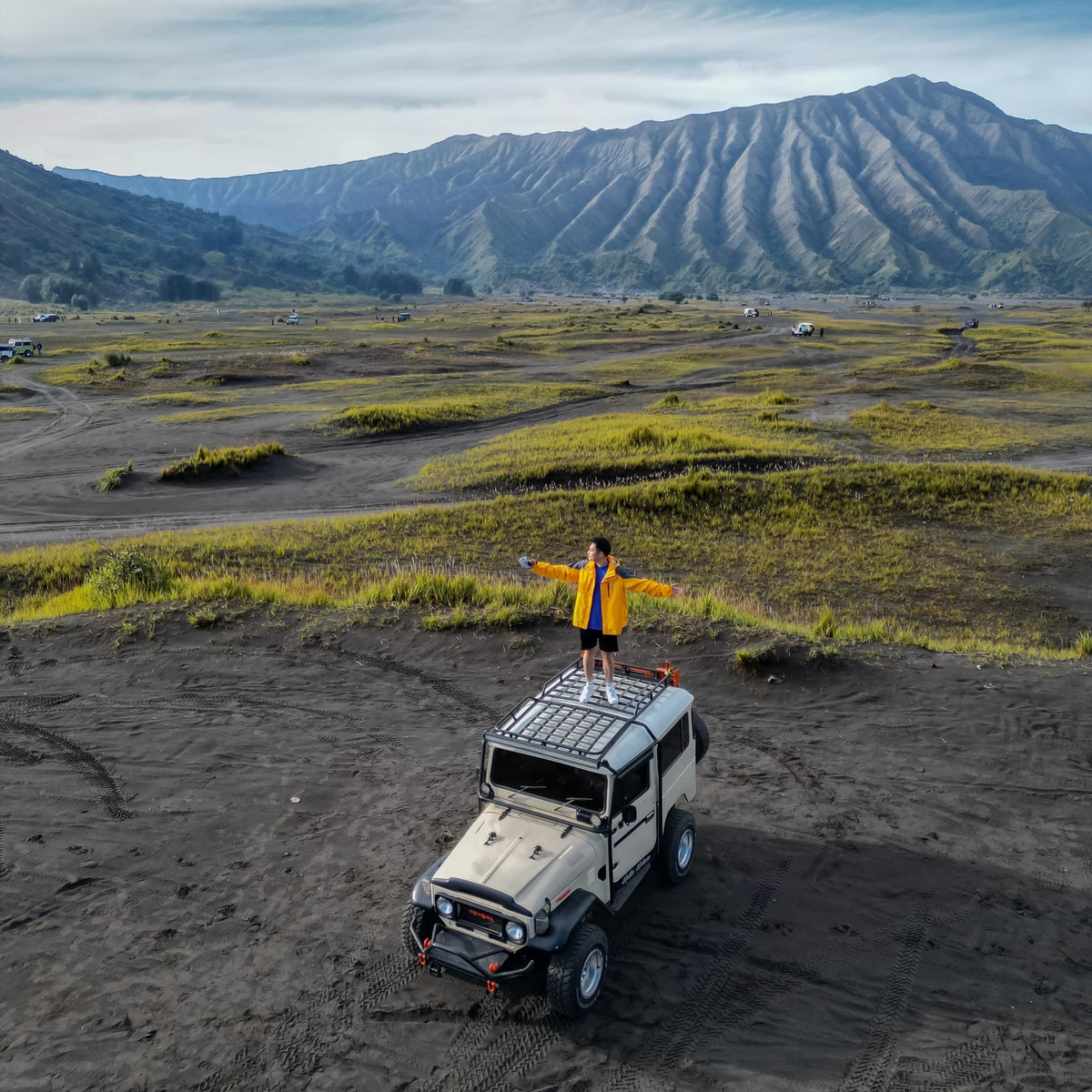 Nằm ở phía Đông đảo Java, giữa lòng Vườn quốc gia Bromo Tengger Semeru, núi lửa Bromo từ lâu đã trở thành biểu tượng du lịch đặc biệt của Indonesia. Không phải ngọn núi cao nhất trong dãy Tengger, song Bromo vẫn khiến du khách mê xê dịch không ngần ngại vượt hàng nghìn cây số để được một lần đứng trước miệng núi lửa đang hoạt động, cảm nhận sự hùng vĩ và linh thiêng hiếm nơi nào có được.