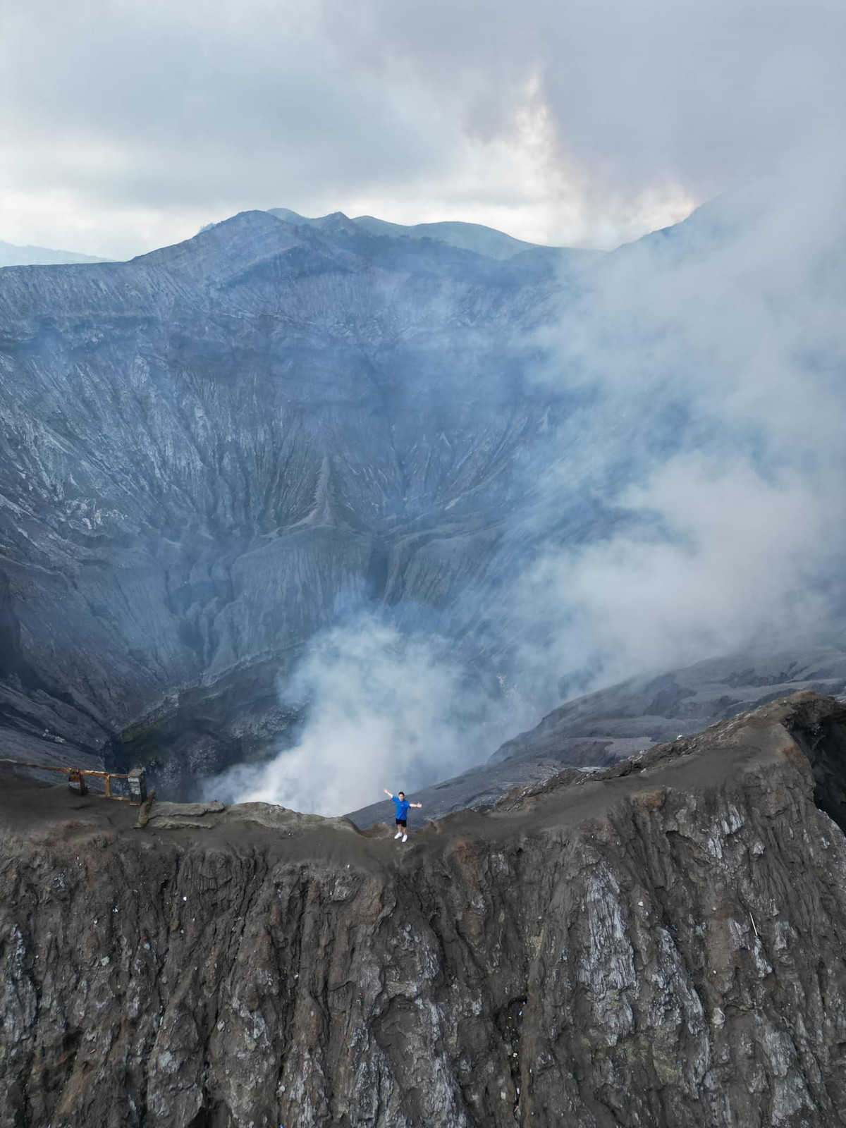 Hằng năm, lễ hội Kasada được tổ chức trang trọng khi người dân mang lễ vật dâng lên miệng núi lửa để cầu mong may mắn, mùa màng bội thu. Chính yếu tố tâm linh hòa quyện cùng cảnh quan khắc nghiệt đã tạo nên sức hút rất riêng cho Bromo trên bản đồ du lịch Indonesia.