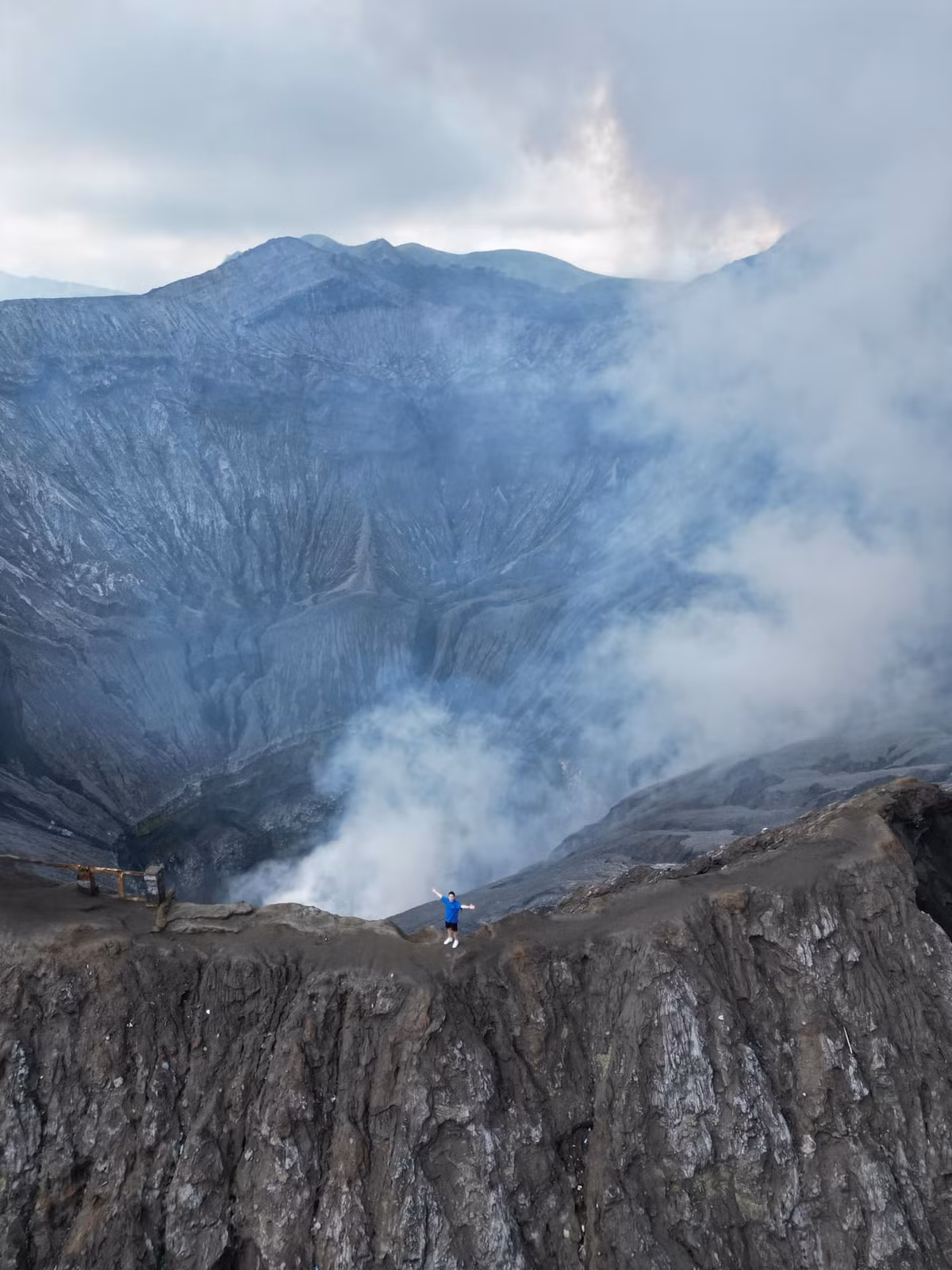 Hằng năm, lễ hội Kasada được tổ chức trang trọng khi người dân mang lễ vật dâng lên miệng núi lửa để cầu mong may mắn, mùa màng bội thu. Chính yếu tố tâm linh hòa quyện cùng cảnh quan khắc nghiệt đã tạo nên sức hút rất riêng cho Bromo trên bản đồ du lịch Indonesia.