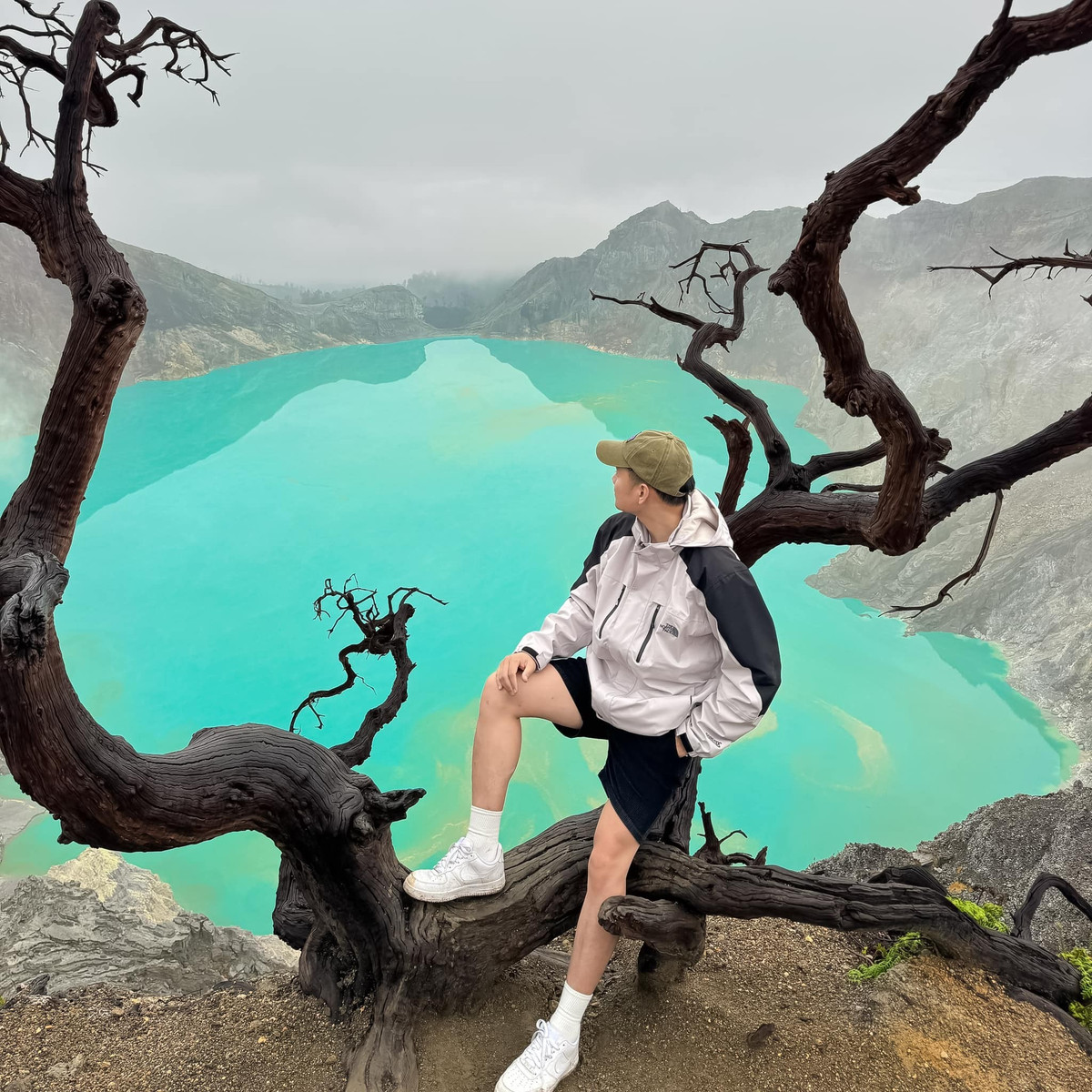 Ở độ cao khoảng 2.329m so với mực nước biển, Bromo hiện lên giữa biển cát Tengger rộng lớn như một “trái tim” của vùng Đông Java. Với người dân tộc Tengger sinh sống quanh khu vực, đây không chỉ là thắng cảnh thiên nhiên mà còn là ngọn núi thiêng gắn bó mật thiết với đời sống tinh thần.