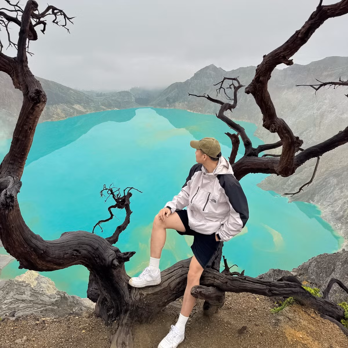 Ở độ cao khoảng 2.329m so với mực nước biển, Bromo hiện lên giữa biển cát Tengger rộng lớn như một “trái tim” của vùng Đông Java. Với người dân tộc Tengger sinh sống quanh khu vực, đây không chỉ là thắng cảnh thiên nhiên mà còn là ngọn núi thiêng gắn bó mật thiết với đời sống tinh thần.