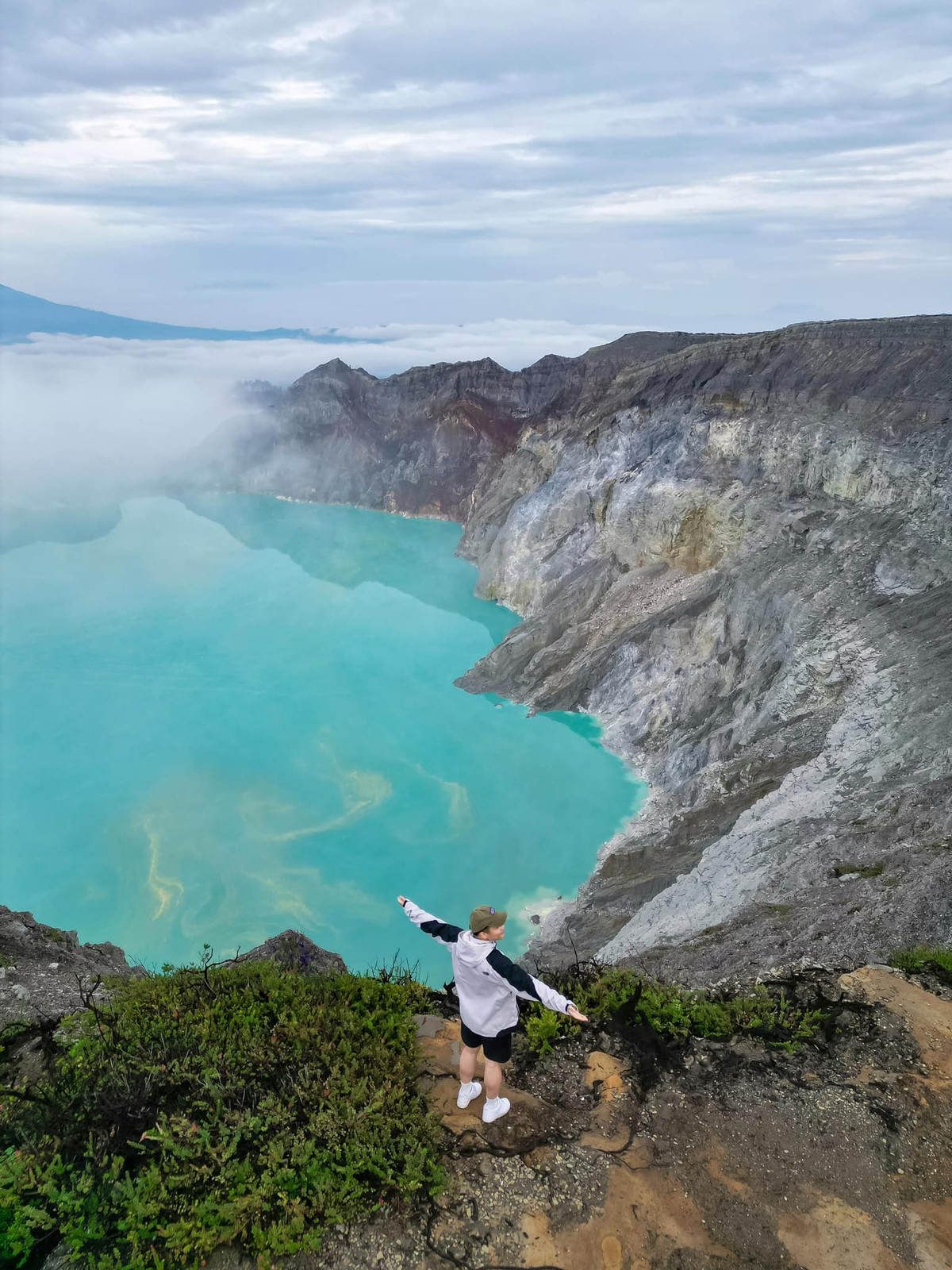 Bên cạnh việc leo núi, biển cát Tengger dưới chân Bromo cũng là trải nghiệm khó quên. Thung lũng cát đen trải dài, tạo cảm giác như đang lạc vào một thế giới khác. Du khách có thể thuê ngựa để di chuyển qua khu vực này, vừa tiết kiệm sức, vừa có cơ hội trải nghiệm nét sinh hoạt đặc trưng của người dân địa phương.