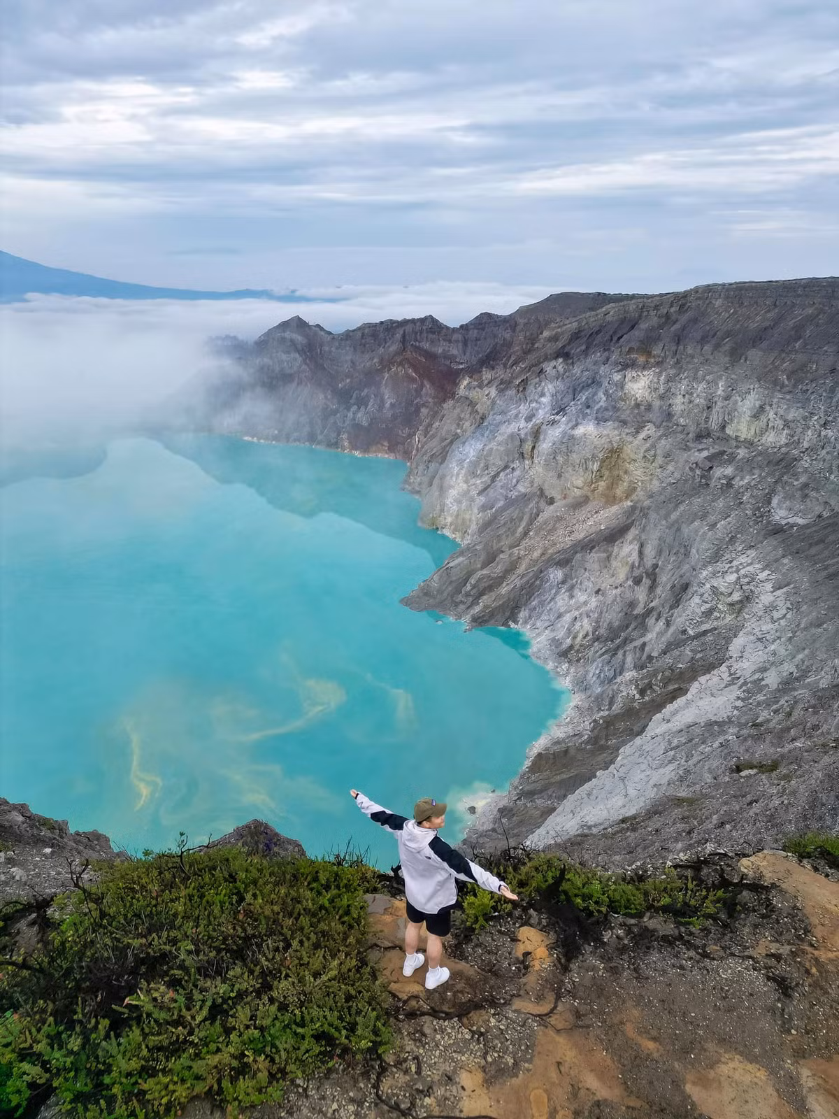 Bên cạnh việc leo núi, biển cát Tengger dưới chân Bromo cũng là trải nghiệm khó quên. Thung lũng cát đen trải dài, tạo cảm giác như đang lạc vào một thế giới khác. Du khách có thể thuê ngựa để di chuyển qua khu vực này, vừa tiết kiệm sức, vừa có cơ hội trải nghiệm nét sinh hoạt đặc trưng của người dân địa phương.