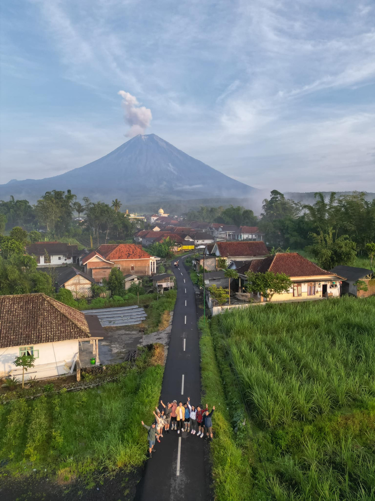 Khoảnh khắc mặt trời dần ló dạng sau dãy núi Tengger được xem là phần thưởng xứng đáng cho việc thức dậy giữa đêm khuya. Ánh sáng vàng cam lan tỏa, làm nổi bật miệng núi lửa Bromo đang âm ỉ khói, phía xa là dáng núi Semeru sừng sững giữa biển mây. Nhiều du khách cho rằng chỉ riêng cảnh tượng này đã đủ để hành trình đến Bromo trở nên đáng giá.