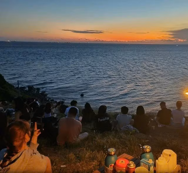 Vũng Tàu từ lâu đã là điểm đến quen thuộc vào mỗi kỳ nghỉ. Ngoài biển xanh, cát trắng và thời tiết dễ chịu, nơi đây còn hấp dẫn bởi những khoảnh khắc yên bình hiếm có. Ảnh Nguyễn Minh Tâm