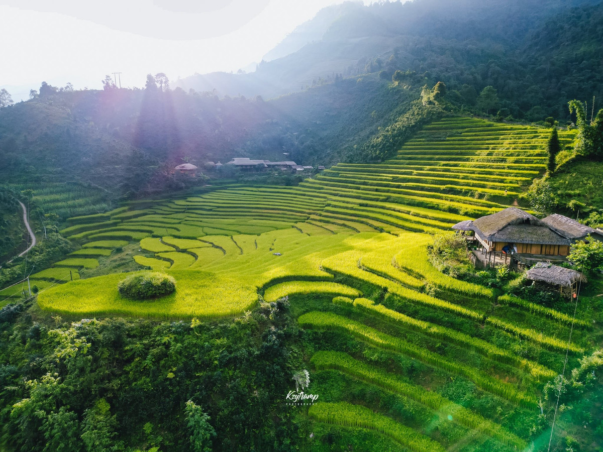 Hiện nay, do hiệu ứng truyền thông và nhu cầu tìm về không gian bản địa tăng cao, một số homestay đã kín phòng đến hết tháng 7. Du khách nên đặt trước ít nhất 1–2 tuần nếu đi vào cuối tuần hoặc kỳ nghỉ lễ. Đồng thời, nên chuẩn bị một số vật dụng cá nhân như thuốc chống côn trùng, khăn tắm, áo khoác mỏng và giày thể thao để tiện di chuyển và khám phá. Ảnh Hùng Vĩ