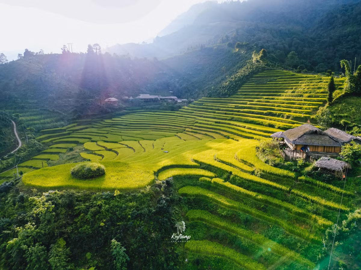 Hiện nay, do hiệu ứng truyền thông và nhu cầu tìm về không gian bản địa tăng cao, một số homestay đã kín phòng đến hết tháng 7. Du khách nên đặt trước ít nhất 1–2 tuần nếu đi vào cuối tuần hoặc kỳ nghỉ lễ. Đồng thời, nên chuẩn bị một số vật dụng cá nhân như thuốc chống côn trùng, khăn tắm, áo khoác mỏng và giày thể thao để tiện di chuyển và khám phá. Ảnh Hùng Vĩ