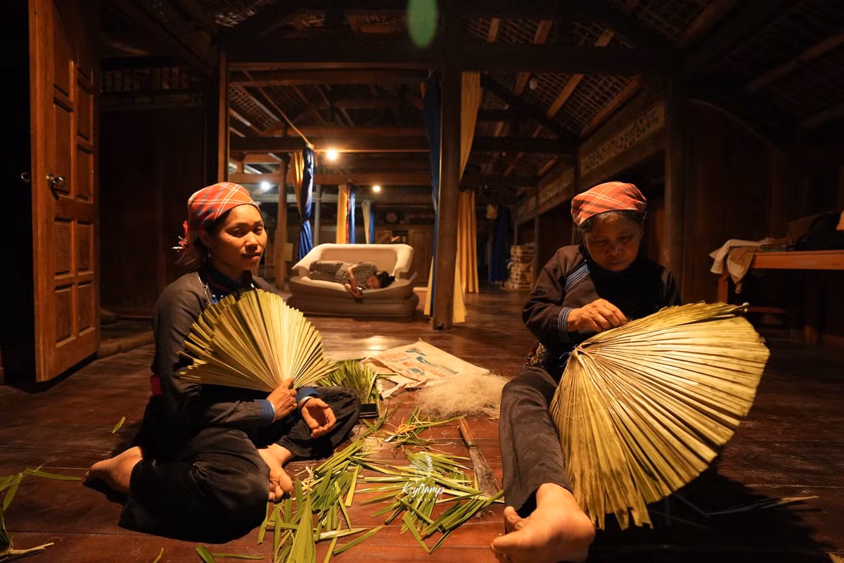 Các hoạt động diễn ra tự nhiên, không sắp đặt, khiến người tham gia có cảm giác thật sự là “người bản”, chứ không phải một vị khách đang đi thăm quan. Ngoài ra, du khách còn được thưởng thức tiết mục múa xòe, hát then, đàn tính vào buổi tối nếu có đủ số lượng khách và đăng ký trước với chủ nhà.