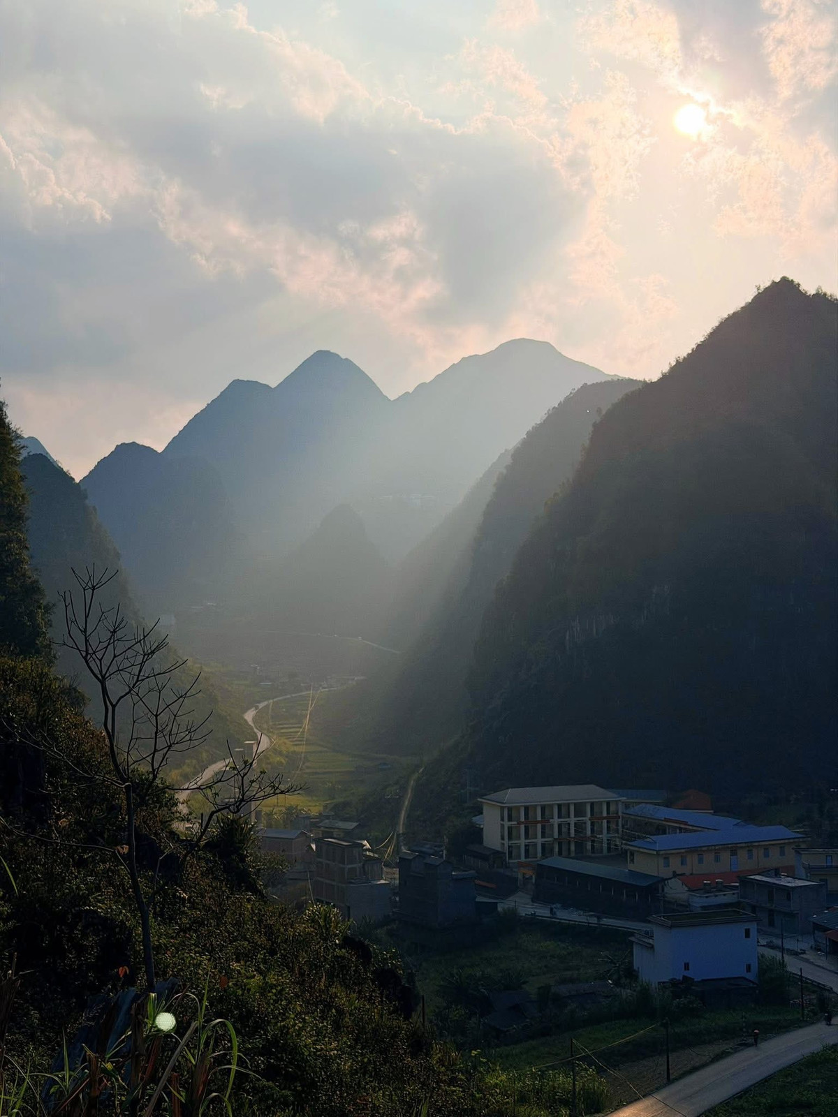 Giữa khung cảnh ấy, những ngôi nhà trình tường truyền thống của đồng bào vùng cao hiện lên mộc mạc nhưng đầy sức hút. Tường đất vàng nâu, mái ngói âm dương và những hàng rào đá xếp thủ công trở thành nét kiến trúc đặc trưng của vùng cao nguyên đá. Vào mùa hoa, những ngôi nhà này được bao quanh bởi sắc đào và hoa mận, tạo nên khung cảnh bình yên như một bức tranh làng quê miền núi.