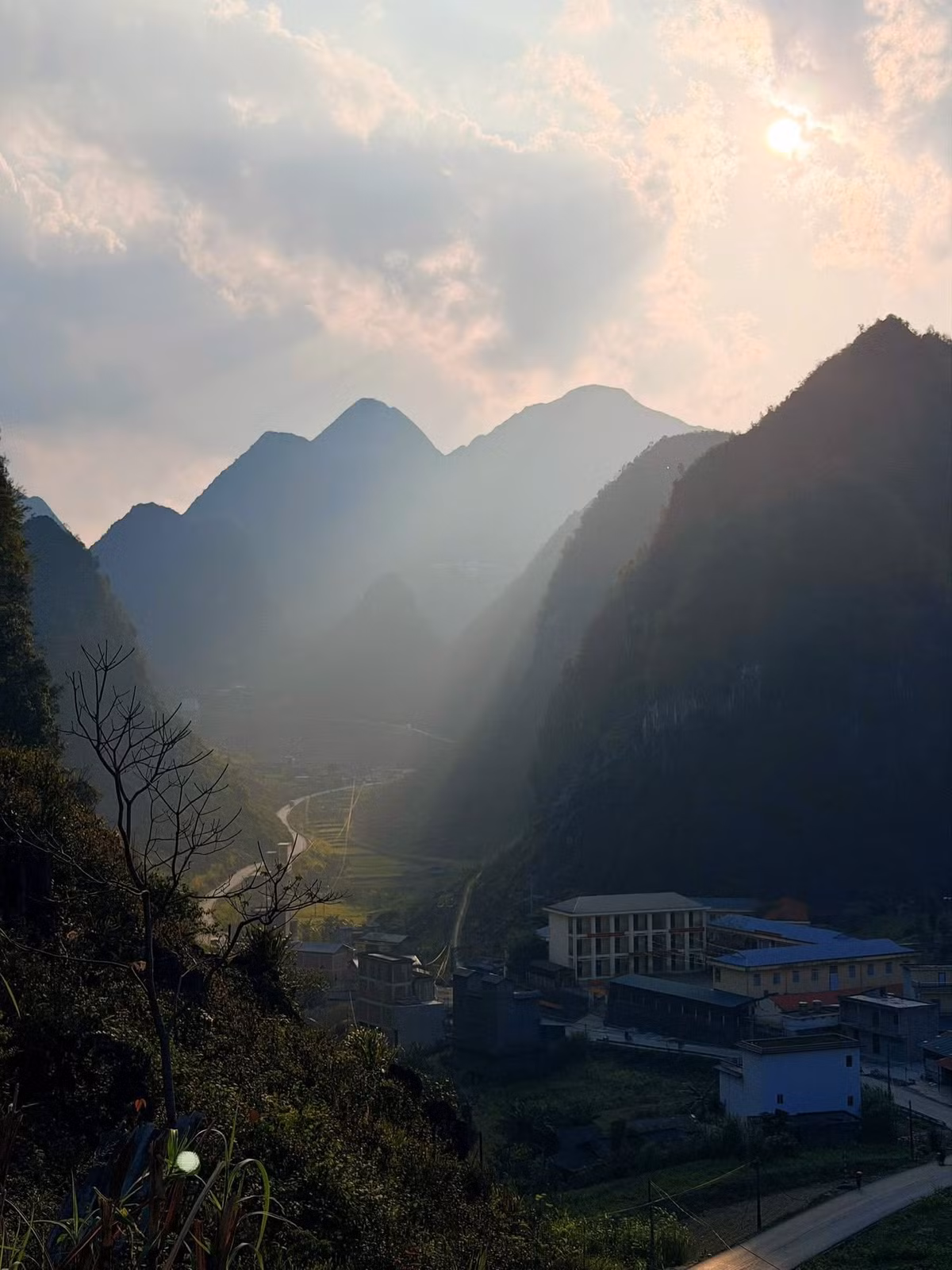 Giữa khung cảnh ấy, những ngôi nhà trình tường truyền thống của đồng bào vùng cao hiện lên mộc mạc nhưng đầy sức hút. Tường đất vàng nâu, mái ngói âm dương và những hàng rào đá xếp thủ công trở thành nét kiến trúc đặc trưng của vùng cao nguyên đá. Vào mùa hoa, những ngôi nhà này được bao quanh bởi sắc đào và hoa mận, tạo nên khung cảnh bình yên như một bức tranh làng quê miền núi.