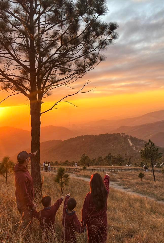 Untuk kemudahan pelancong, laluan ke puncak gunung telah ditambah baik dan agak mudah untuk dilayari. Pada hujung minggu, ramai keluarga dan kumpulan rakan memilih untuk membawa makanan untuk berkelah, berkhemah atau aktiviti luar. Kawasan itu kini turut menampilkan beberapa perkhidmatan glamping dan kafe berkelah dengan pemandangan panoramik, membolehkan pengunjung menikmati pemandangan matahari terbenam atau matahari terbit yang indah di sebalik banjaran gunung yang megah. Pada hari-hari dengan cuaca yang menggalakkan, Fenghuang juga merupakan tempat yang popular untuk