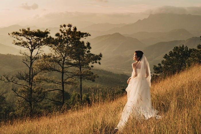 Selain rumput, Binh Huong juga menampilkan formasi batuan semula jadi yang berselang-seli dan tompok-tompok hutan pain hijau yang subur, menambah pemandangan yang meriah. Dari puncak, pelawat boleh menikmati pemandangan panoramik sebahagian daripada kawasan indah Yen Tu, Sungai Bach Dang yang bersejarah, dan juga Teluk Ha Long pada hari yang cerah. (Foto: Vinpearl)