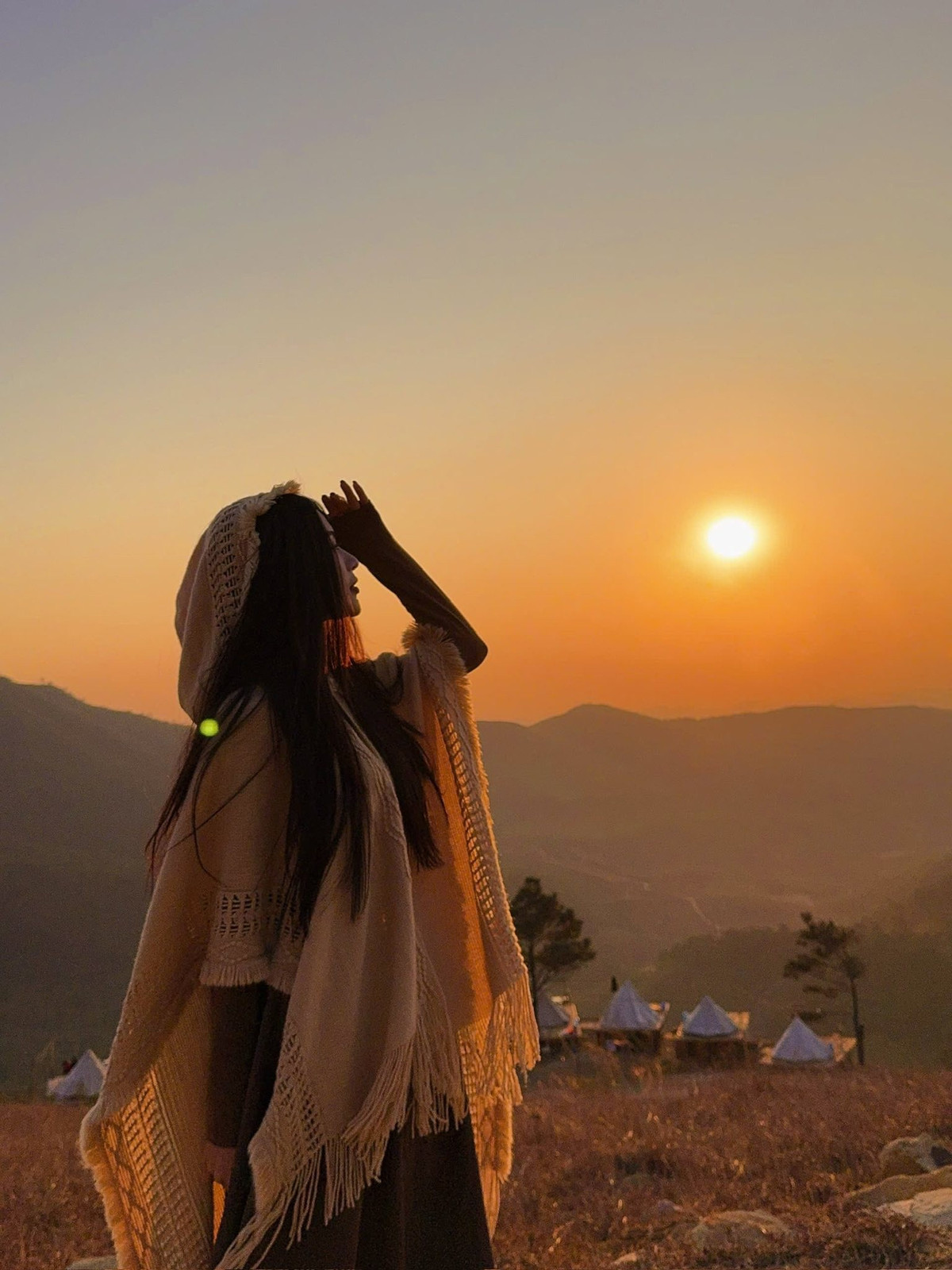 Terletak di wad Vang Danh, puncak Phuong Hoang telah menjadi nama yang tidak asing bagi komuniti pelancongan sejak beberapa tahun kebelakangan ini. Destinasi ini digemari kerana pemandangannya yang asli dengan padang rumput yang luas berselang-seli dengan deretan pokok pain hijau lurus, mewujudkan suasana yang luas dan luas. Foto oleh Thanh Ha