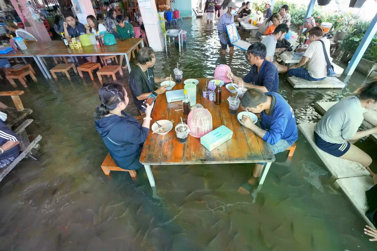 Từ đó, nhà hàng trở thành “hiện tượng”. Mỗi khi có lũ, lượng khách lại tăng vọt. Mấy ngày gần đây, doanh thu hằng ngày tăng gấp đôi – từ 10.000 baht (309 USD) lên 20.000 baht (618 USD). Ảnh AP