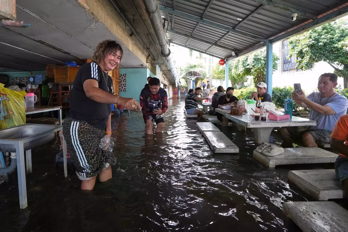 Bà Pornkamol Prangprempree, chủ Pa Jit cho biết nhà hàng đã tồn tại hơn 30 năm bên bờ sông. Bốn năm trước, khi bị ngập lần đầu, bà từng nghĩ sẽ không còn khách. Nhưng rồi một bài đăng ghi lại cảnh cá bơi dưới chân khách lan truyền mạnh mẽ trên mạng xã hội. Ảnh AP