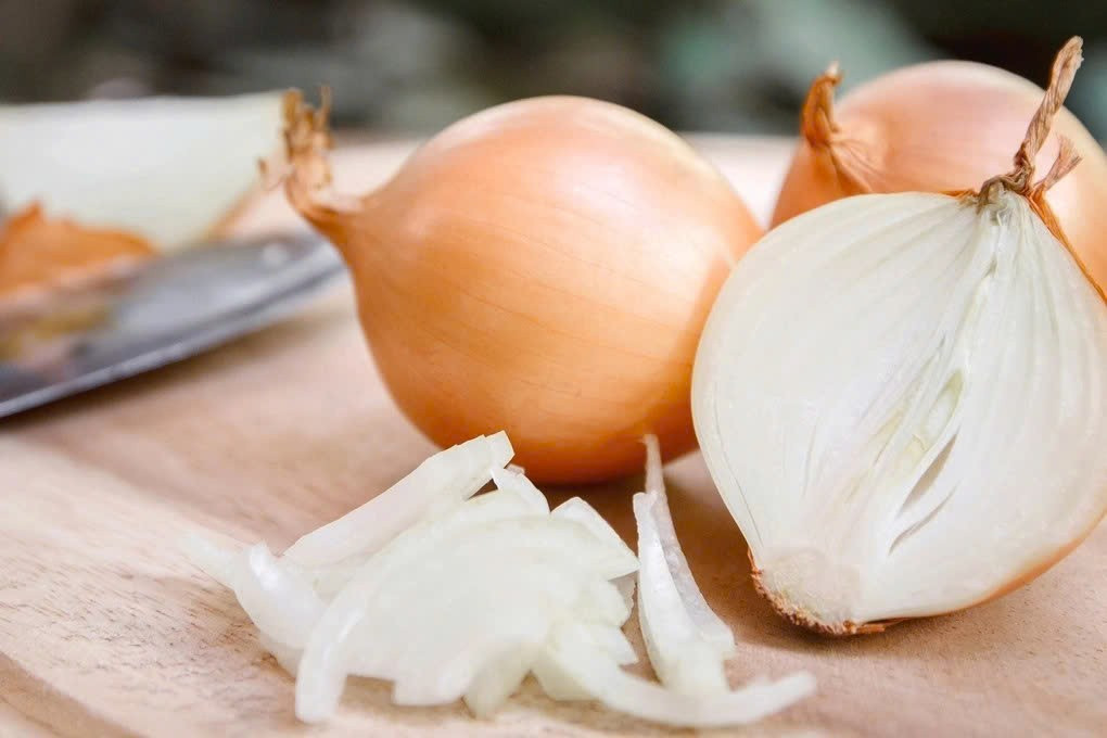 Một mẹo ít phổ biến hơn nhưng hiệu quả là dùng hành tây. Các hợp chất lưu huỳnh trong hành tây có tác dụng kéo dài màu xanh của bơ thêm vài ngày. Bạn có thể đặt miếng hành tây bên cạnh nửa quả bơ hoặc xếp lát lên bề mặt bơ. Tuy nhiên, cần lưu ý hành tây có thể ảnh hưởng đến hương vị. Ảnh minh họa