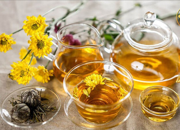 Bên cạnh đó, trà hoa cúc tuy không tác động trực tiếp đến đường huyết nhưng lại gián tiếp mang đến lợi ích cho người mắc đái tháo đường thông qua việc cải thiện chất lượng giấc ngủ. Giấc ngủ không điều độ có thể ảnh hưởng tiêu cực đến hoạt động của insulin và làm tăng nguy cơ kháng insulin. Ngoài tác dụng an thần, trà hoa cúc còn có đặc tính chống viêm, góp phần hỗ trợ điều hòa chuyển hóa trong cơ thể. Ảnh minh họa