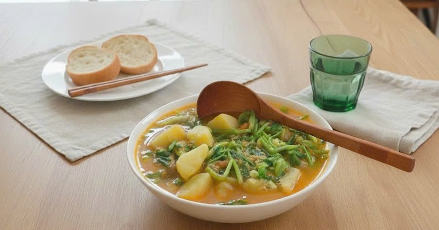 Canh khoai tây rau cần là món ăn quen thuộc trong bữa cơm gia đình Việt, đặc biệt được ưa chuộng bởi vị thanh mát, dễ ăn và cách chế biến đơn giản. Không chỉ giúp bữa ăn thêm nhẹ nhàng, món canh này còn mang lại nhiều giá trị cho sức khỏe nếu được sử dụng hợp lý. Ảnh minh họa