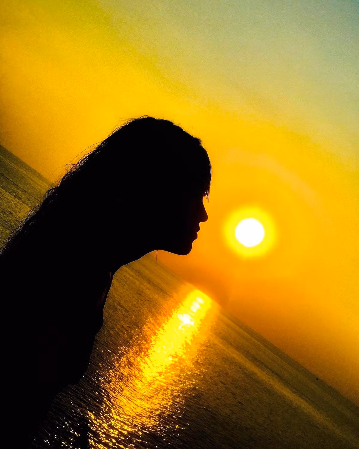 Nam Du cũng nổi tiếng với cảnh bình minh và hoàng hôn “hút hồn”. Dù đứng trên đỉnh núi, bãi biển hay trên thuyền, cảnh mặt trời đỏ rực phản chiếu trên mặt biển khiến du khách mê mẩn, ghi lại những bức ảnh đẹp như postcard.