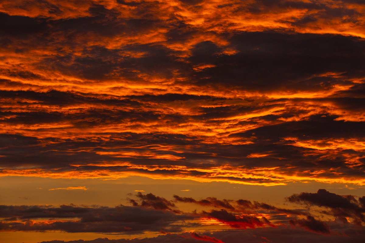 Vào buổi chiều, khi mặt trời dần hạ xuống dãy núi phía xa, cả không gian Tà Xùa được bao phủ bởi sắc vàng, cam và tím hồng. Ảnh Ger Hang