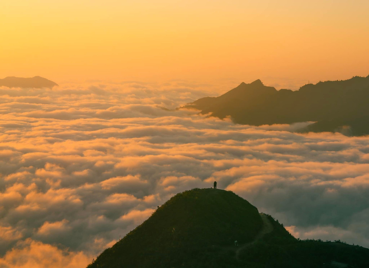 Tà Xùa, nằm xã Tà Xùa, tỉnh Sơn La, đã trở thành điểm đến quen thuộc của những ai yêu thích săn mây và khám phá núi rừng Tây Bắc. Đỉnh Tà Xùa cao hơn 2.800 m so với mực nước biển, tạo điều kiện lý tưởng để ngắm bình minh, hoàng hôn và biển mây mùa thu đông. Ảnh Hiền Mai