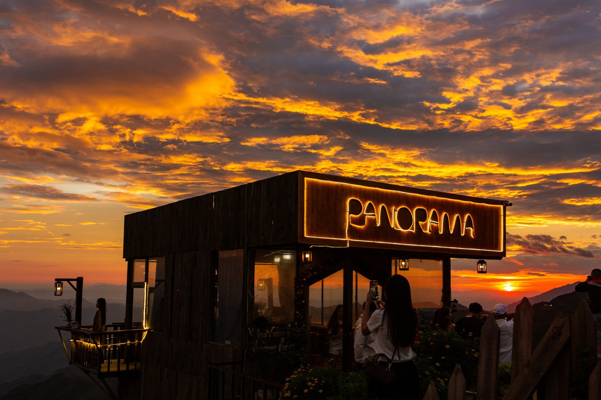 Các điểm ngắm hoàng hôn được nhiều người lựa chọn là sống lưng khủng long Tà Xùa, đỉnh Gió, hay khu vực gần Háng Đồng. Tại đây, tầm nhìn rộng mở, dễ dàng quan sát toàn cảnh mây núi và ánh mặt trời đang dần khuất bóng. Ảnh Ger Hang