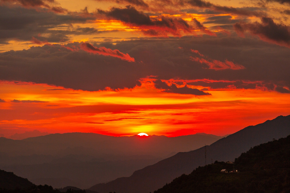 Nhiều người đến Tà Xùa không chỉ để săn mây mà còn để tận hưởng phút giây tĩnh lặng. Chị Thùy Dương (Hà Nội) kể lại: “Đứng trước biển mây lấp lánh ánh hoàng hôn, tôi bỗng thấy mọi lo toan thường ngày tan biến, chỉ còn lại cảm giác bình yên khó tả”. Ảnh Ger Hang
