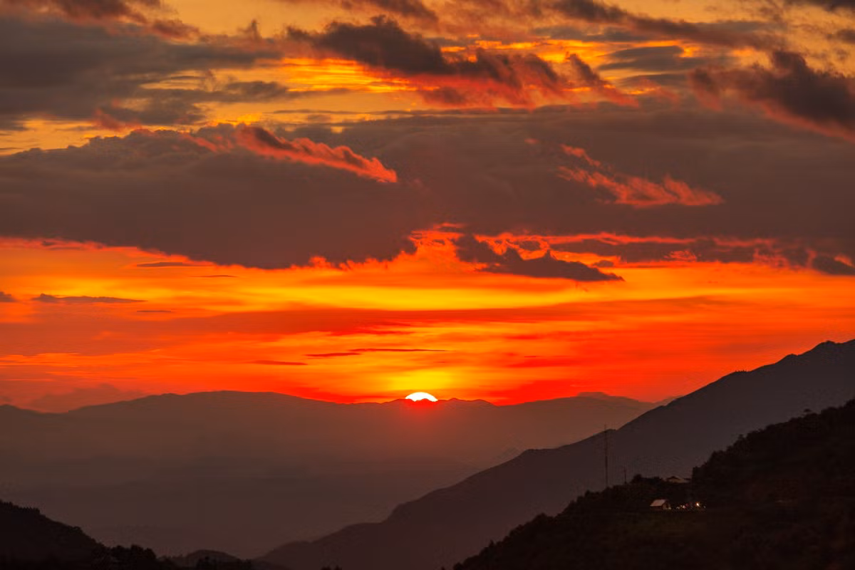 Nhiều người đến Tà Xùa không chỉ để săn mây mà còn để tận hưởng phút giây tĩnh lặng. Chị Thùy Dương (Hà Nội) kể lại: “Đứng trước biển mây lấp lánh ánh hoàng hôn, tôi bỗng thấy mọi lo toan thường ngày tan biến, chỉ còn lại cảm giác bình yên khó tả”. Ảnh Ger Hang