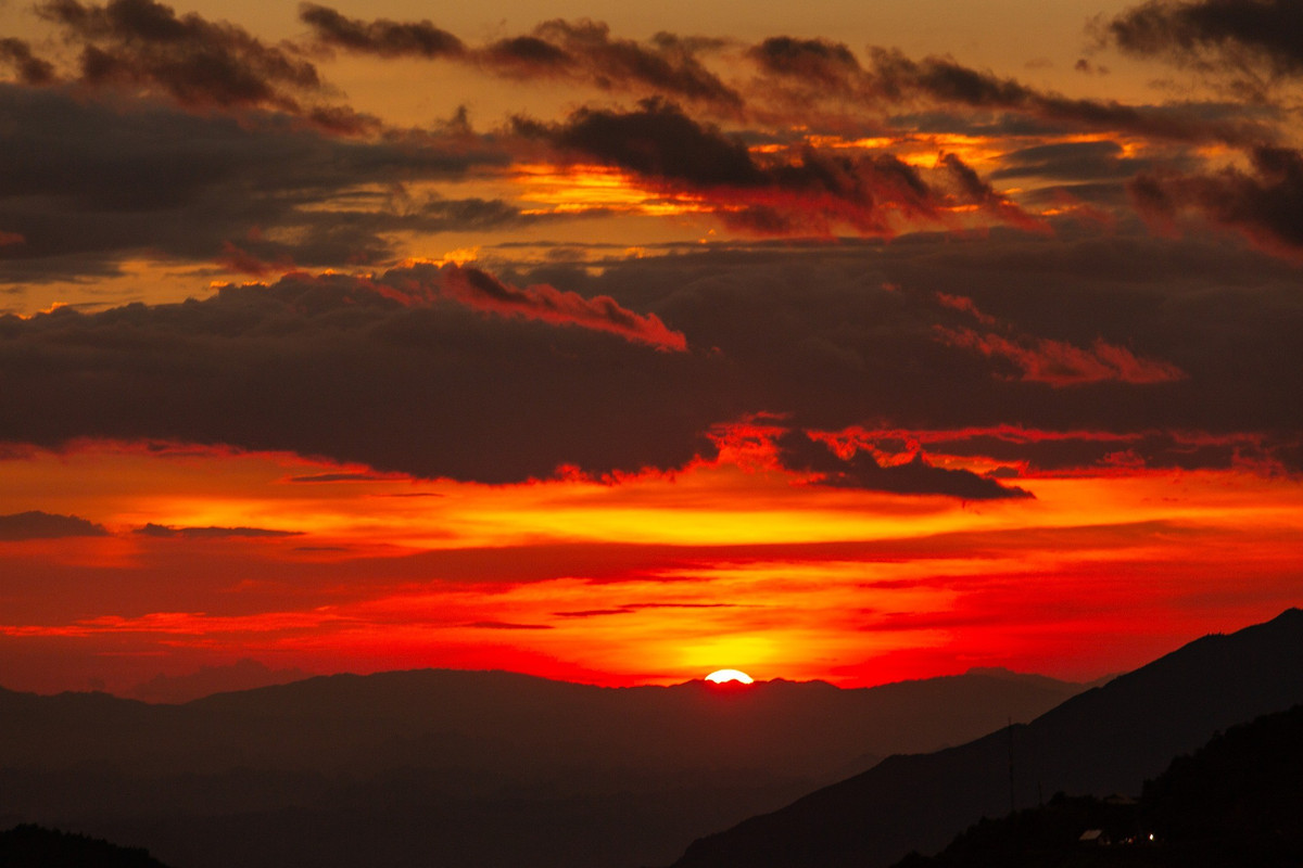 Ánh sáng xuyên qua từng tầng mây, phản chiếu lung linh, khiến du khách có cảm giác như lạc bước vào chốn bồng lai tiên cảnh. Ảnh Ger Hang