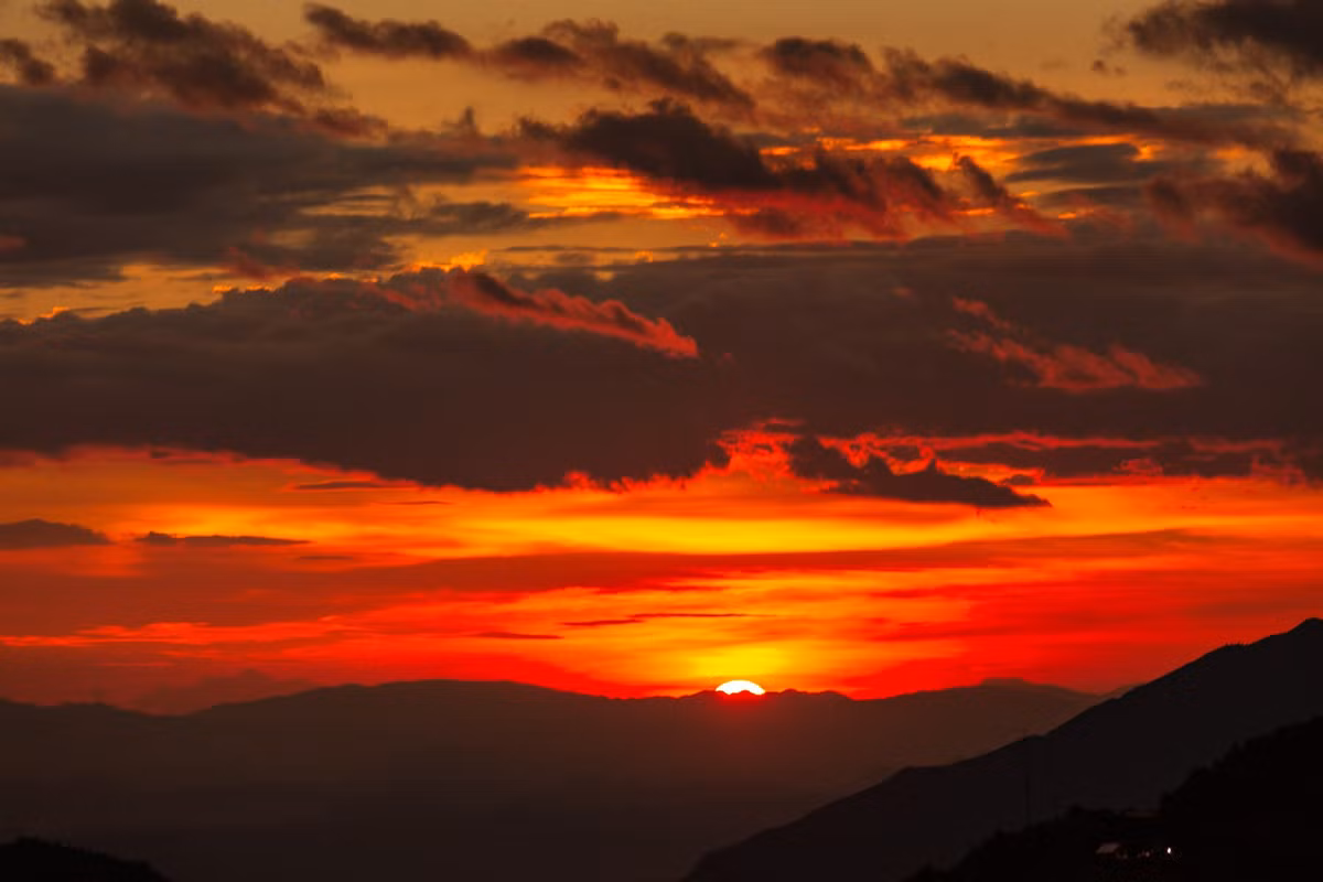 Ánh sáng xuyên qua từng tầng mây, phản chiếu lung linh, khiến du khách có cảm giác như lạc bước vào chốn bồng lai tiên cảnh. Ảnh Ger Hang